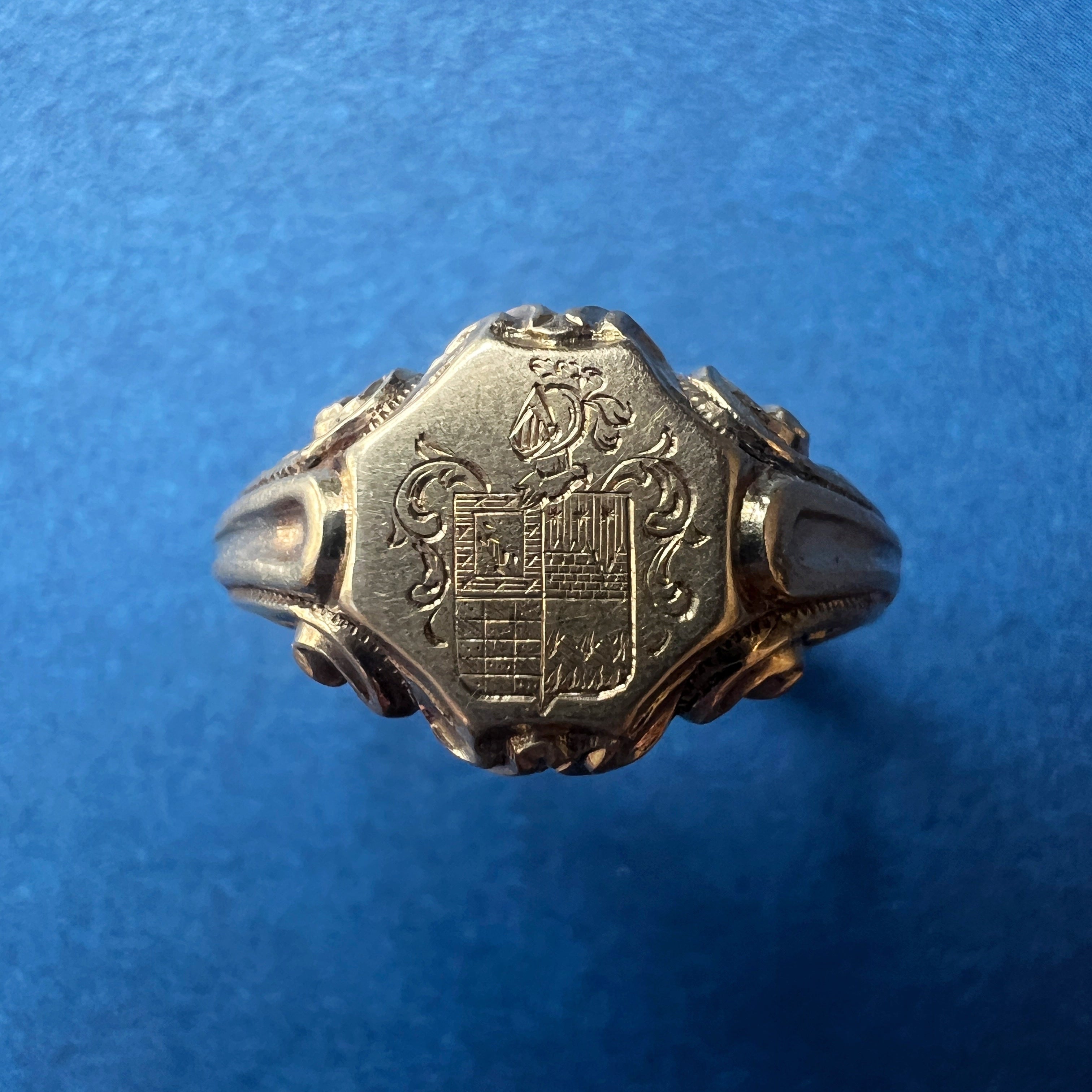 Victorian era 18K Yellow Gold Signet Ring with Coat of Arms