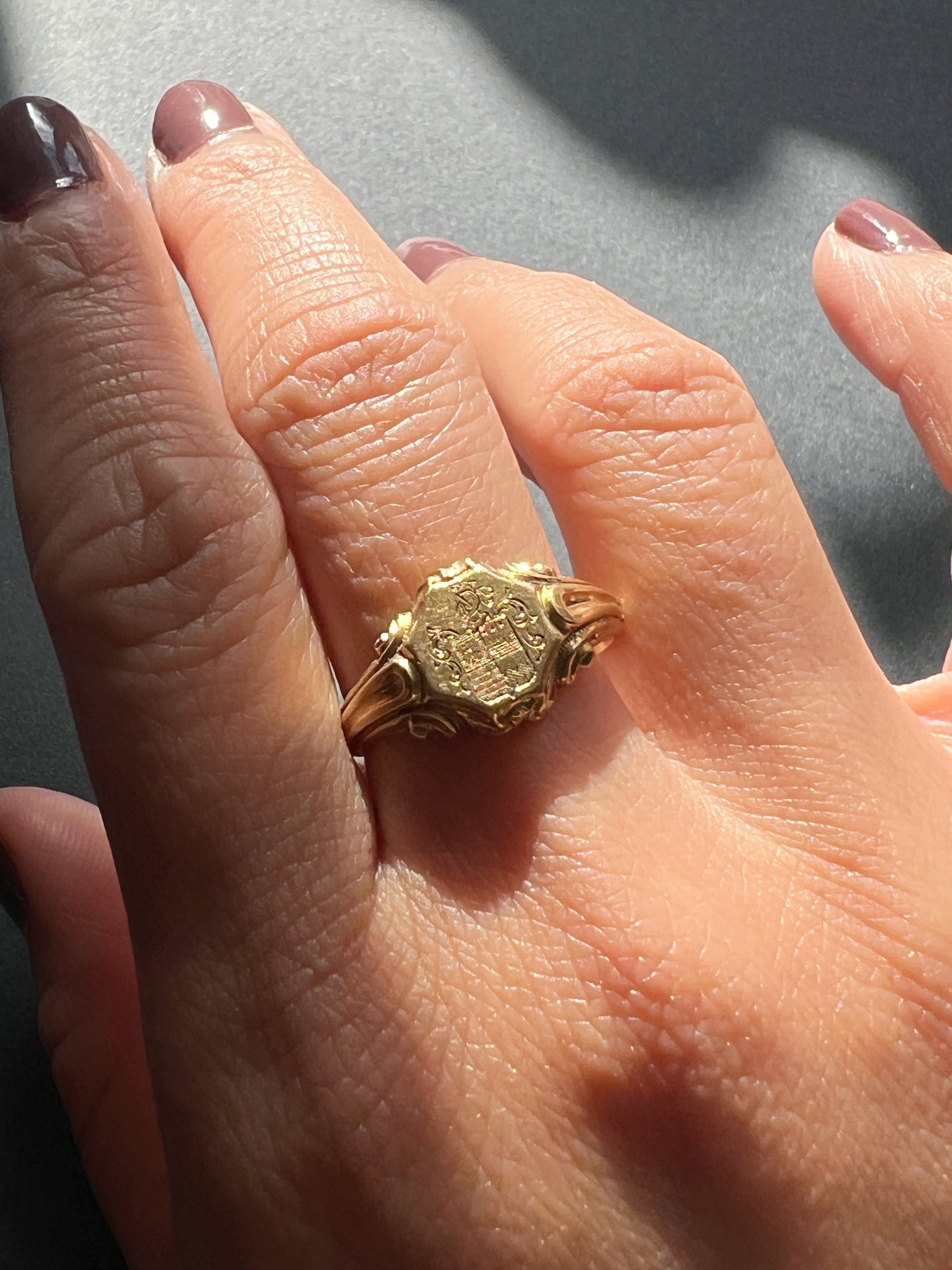 Victorian era 18K Yellow Gold Signet Ring with Coat of Arms