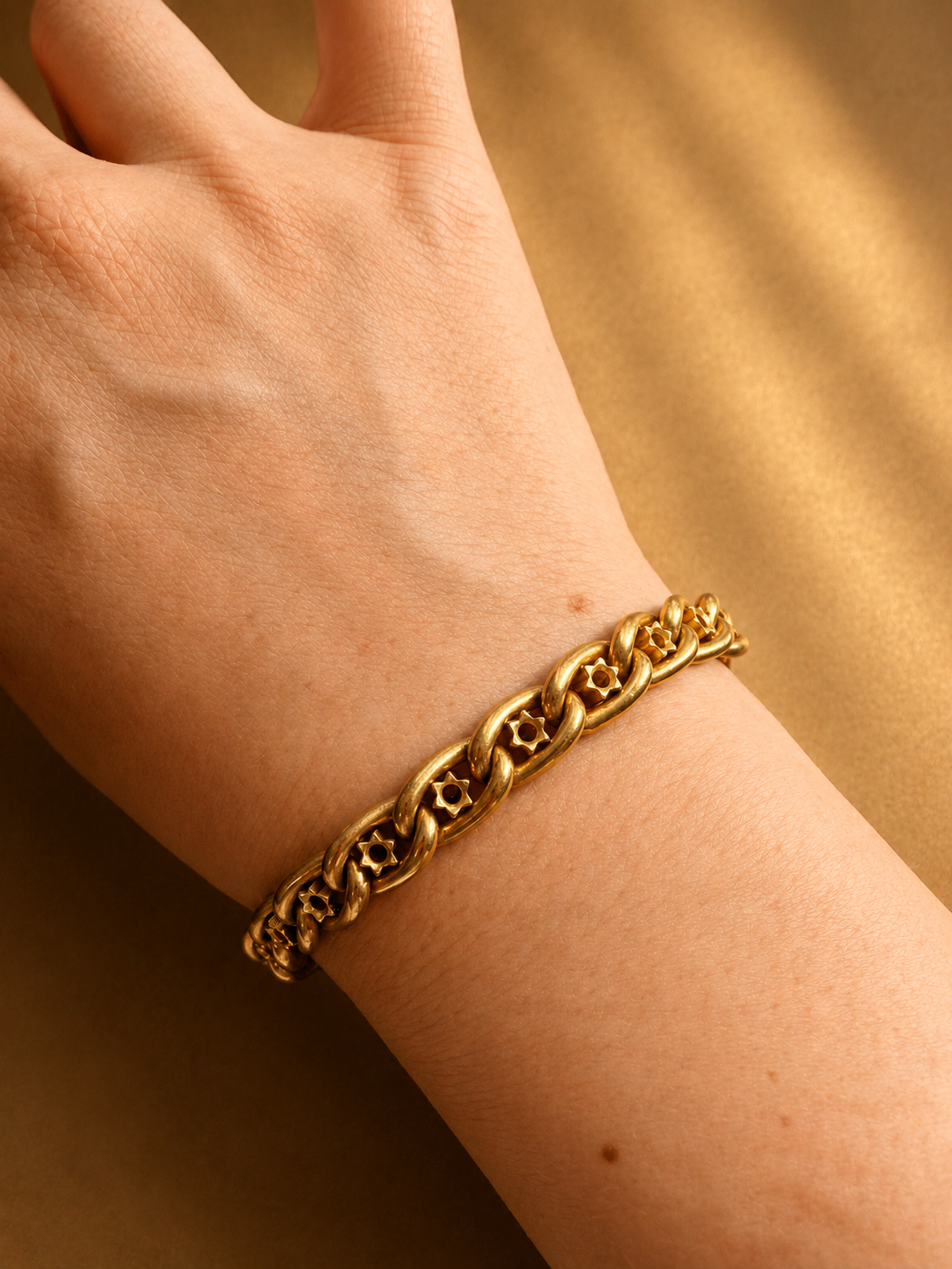 Antique 18K yellow gold star curb link bracelet
