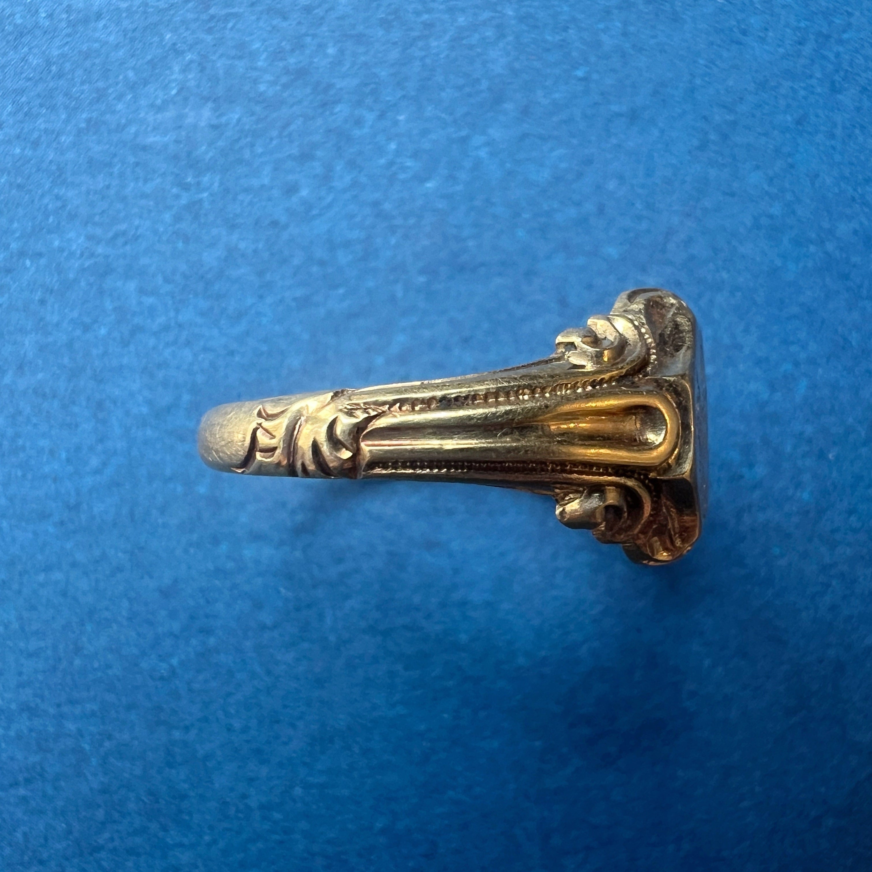 Victorian era 18K Yellow Gold Signet Ring with Coat of Arms