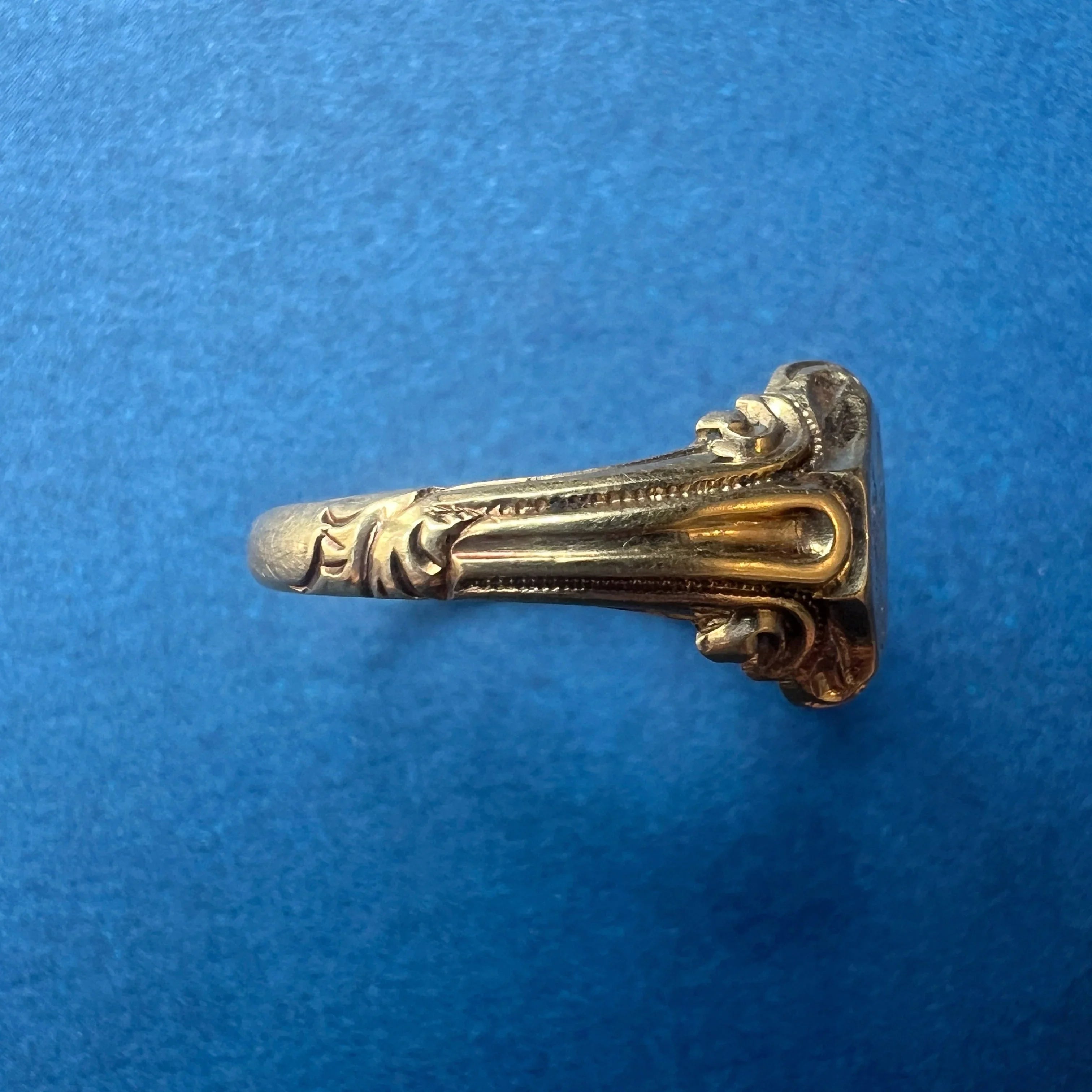 Victorian era 18K Yellow Gold Signet Ring with Coat of Arms