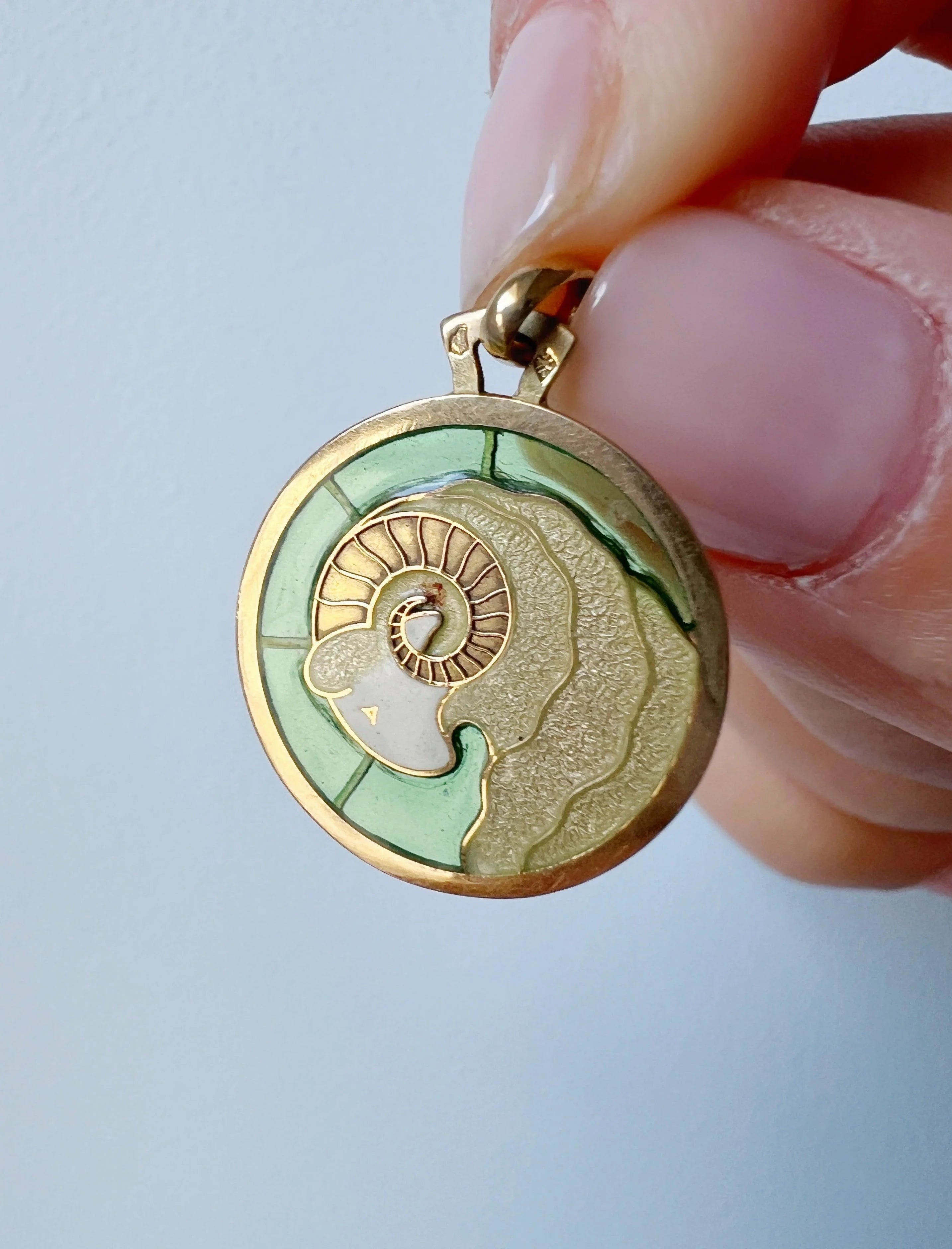 Vintage 18K gold Arthus Bertrand Aries Ram head medal - Curiously timeless