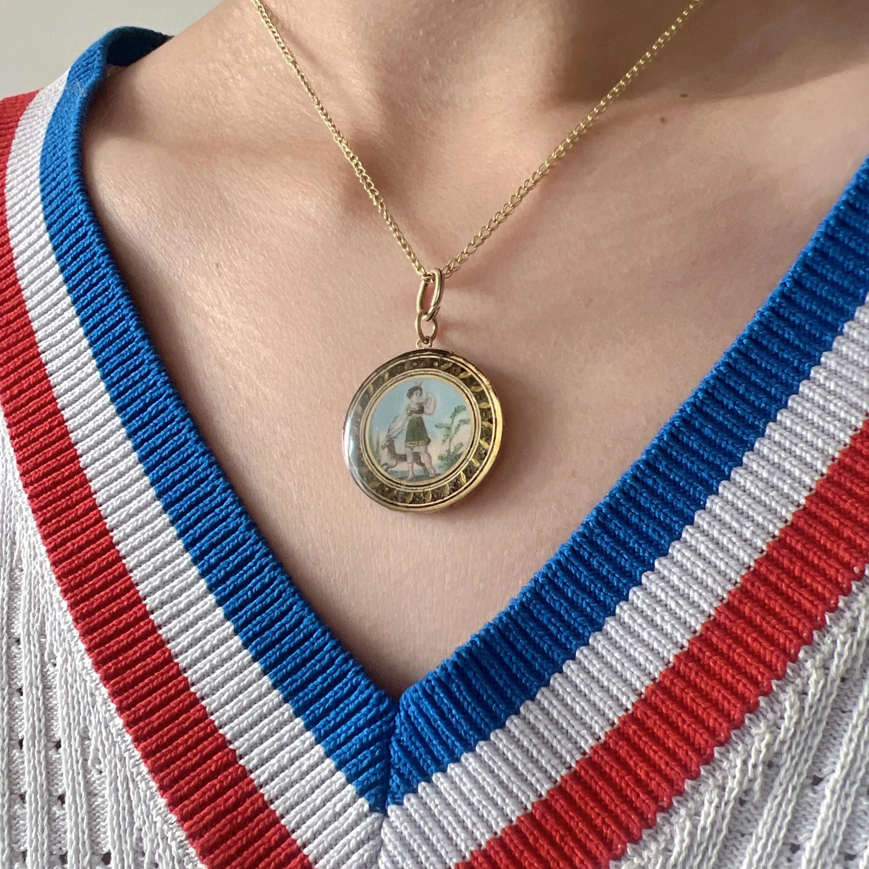 Antique 18K Gold Diana Hunter and the deer pendant - Curiously timeless