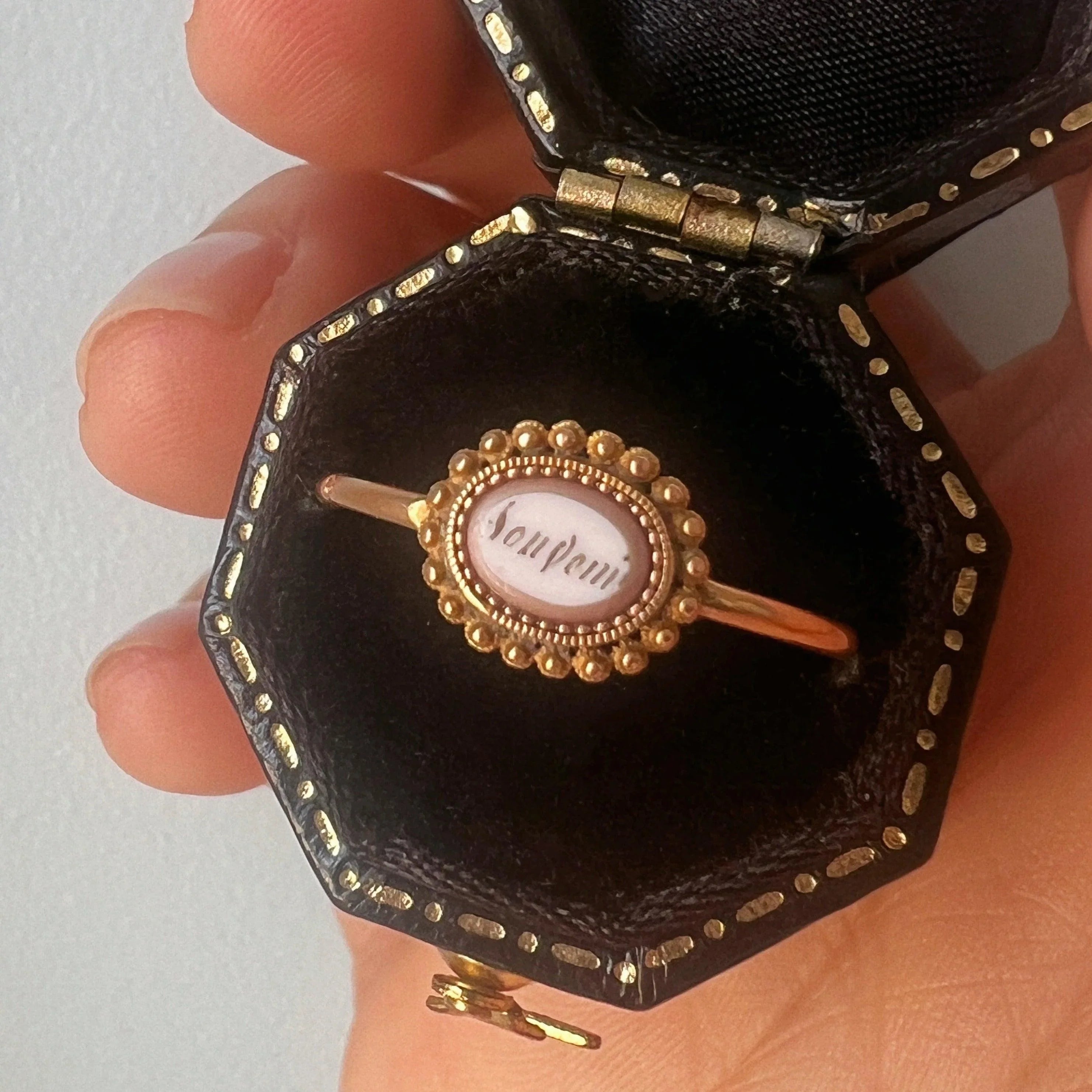 Rare Georgian era 18K gold white enamel “Souvenir” ring - Curiously timeless