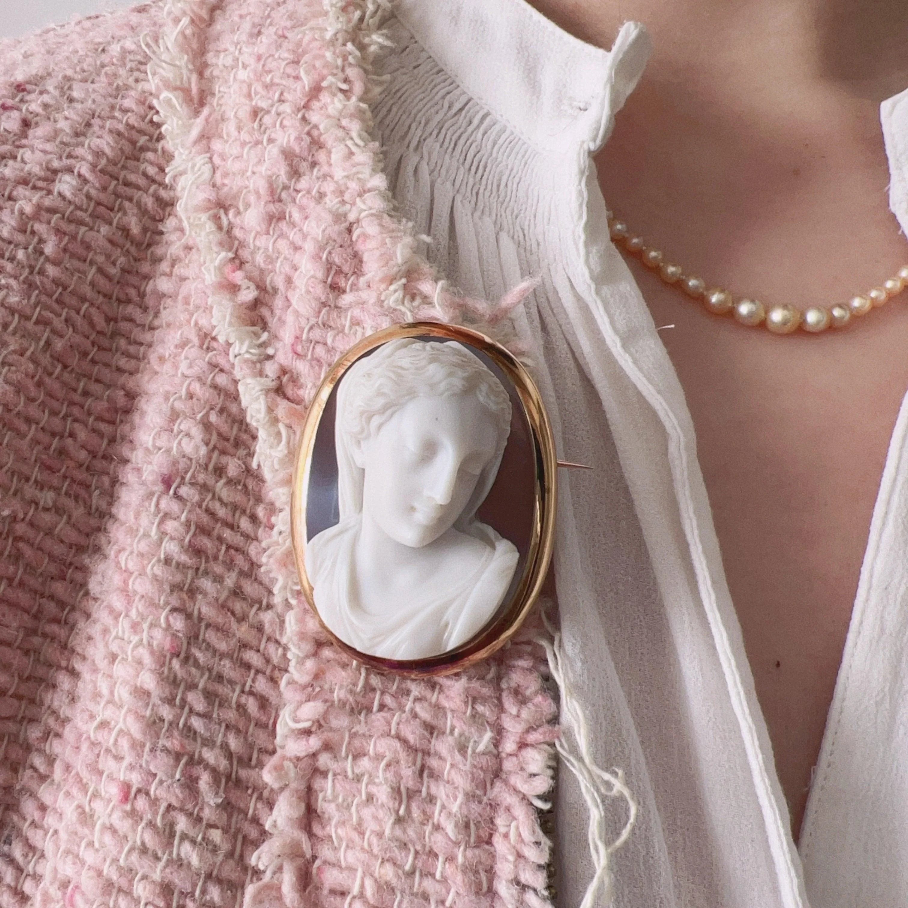Victorian era 18K gold high relief agate cameo brooch - Curiously timeless