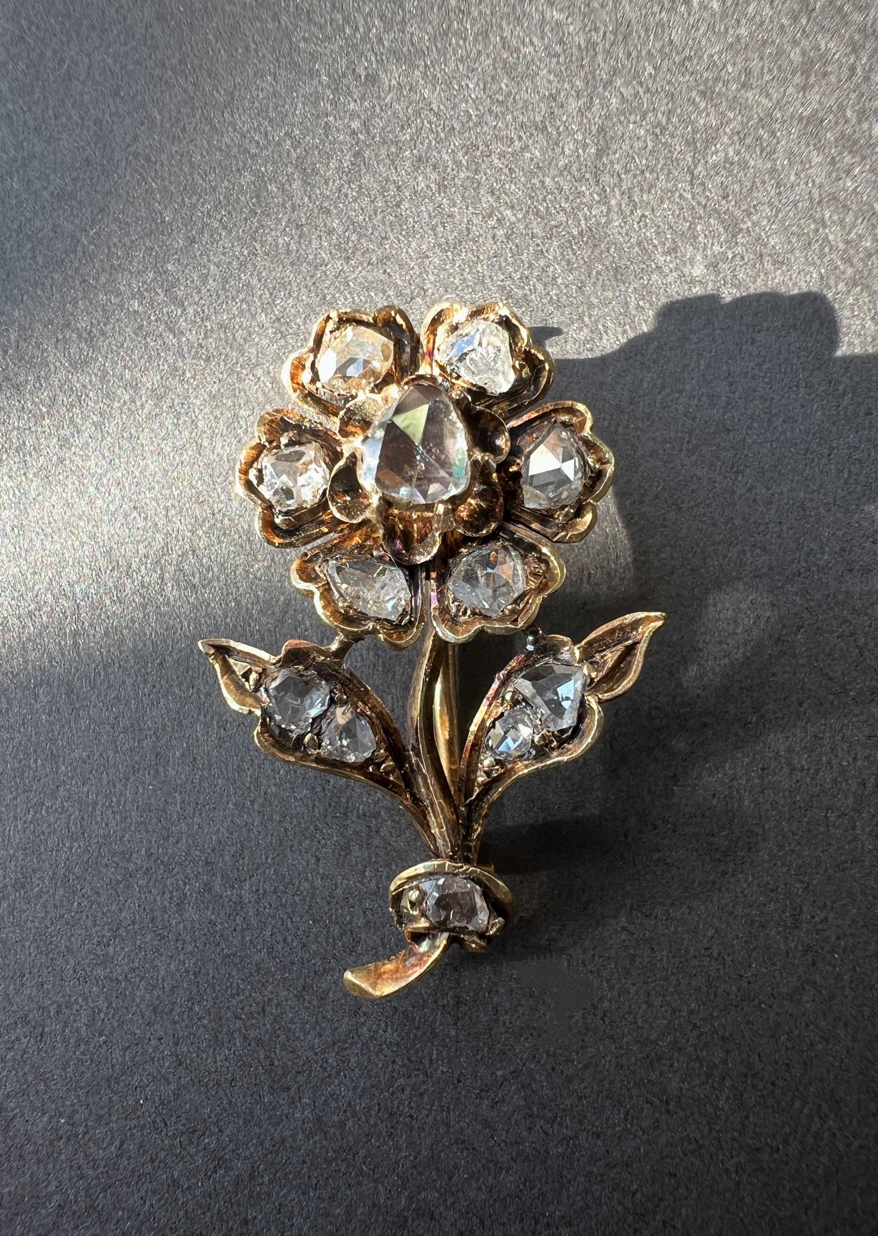 Antique 18K Yellow Gold Diamond Flower brooch