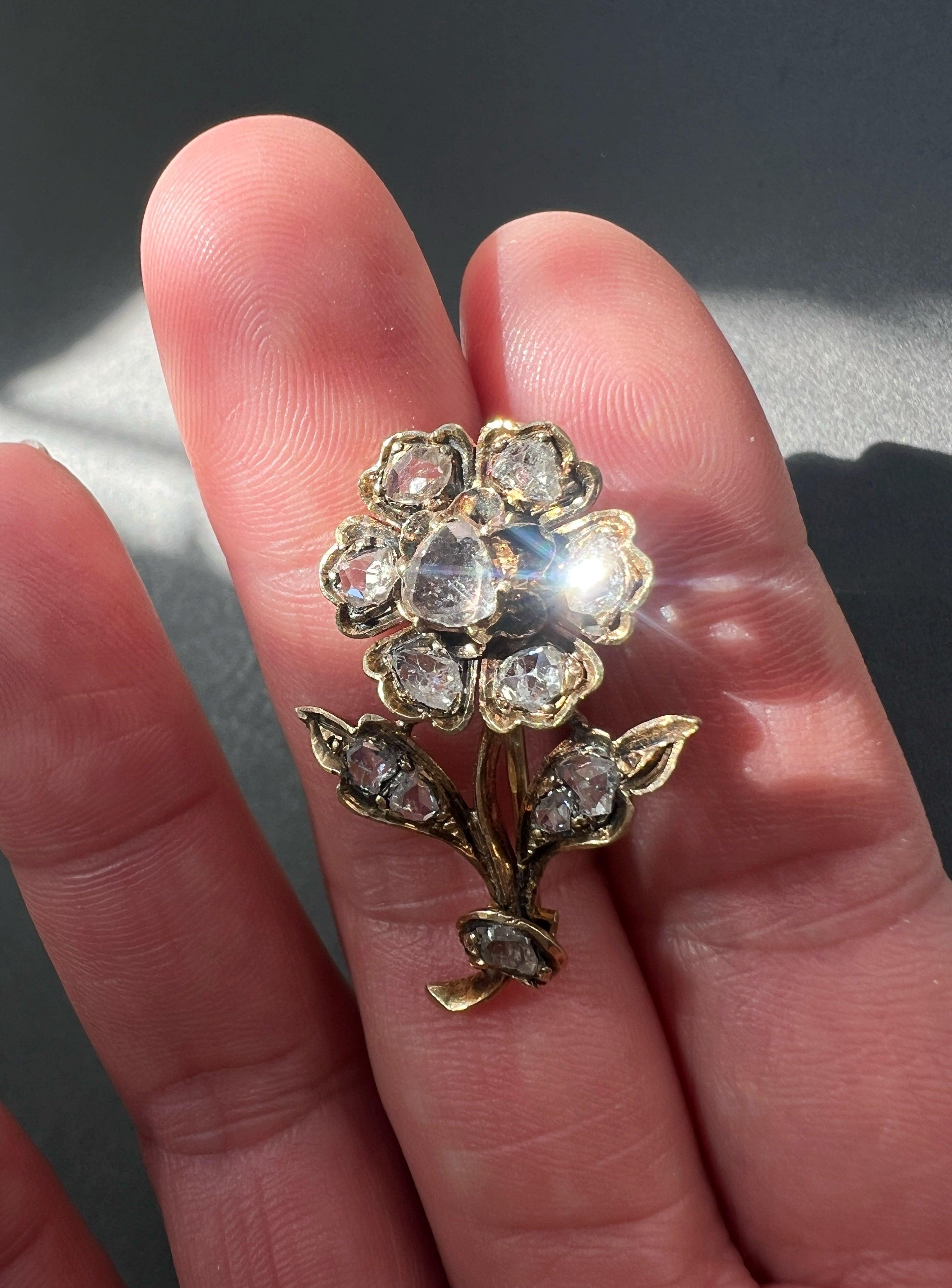Antique 18K Yellow Gold Diamond Flower brooch