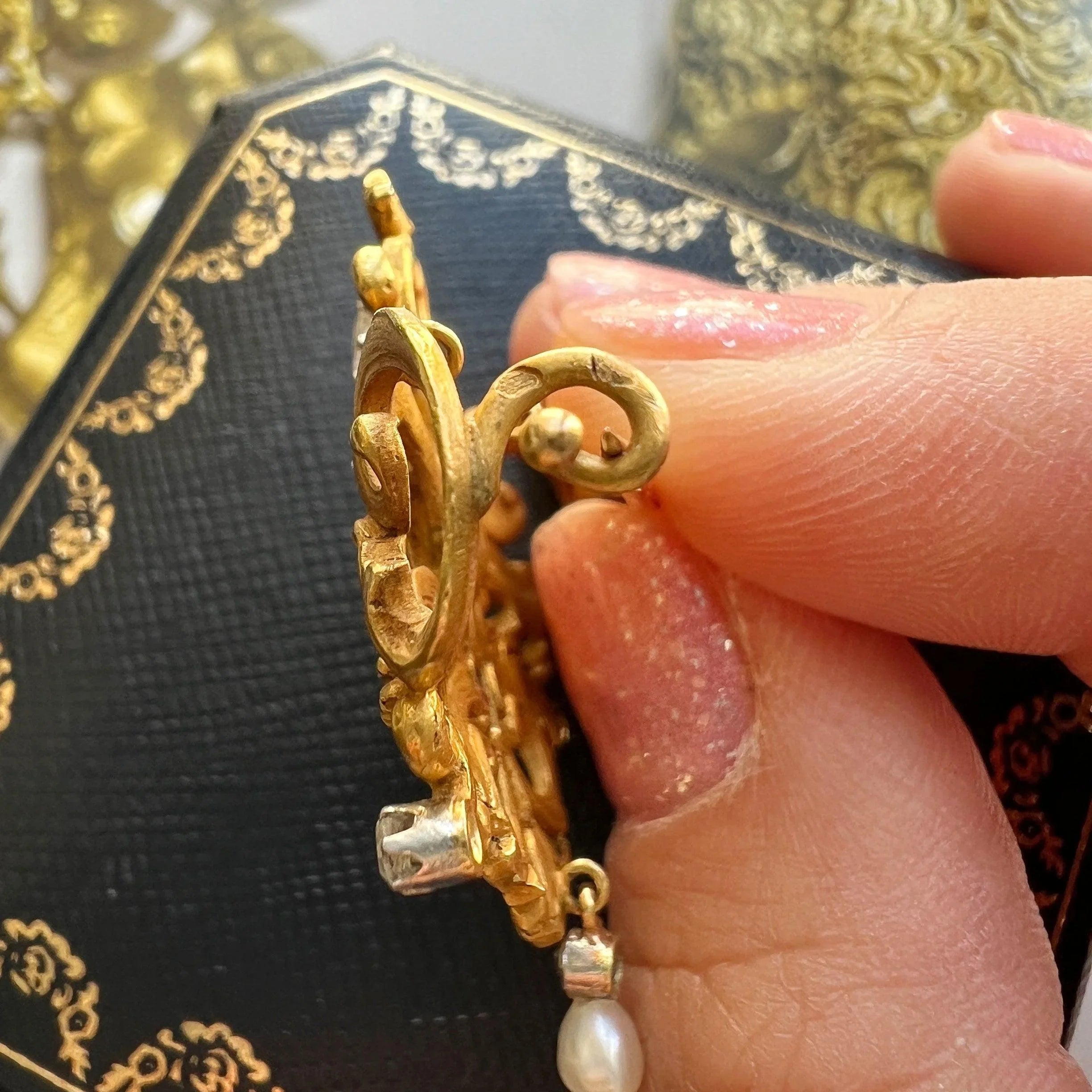 18K gold double chimera Art Nouveau pendant brooch - Curiously timeless