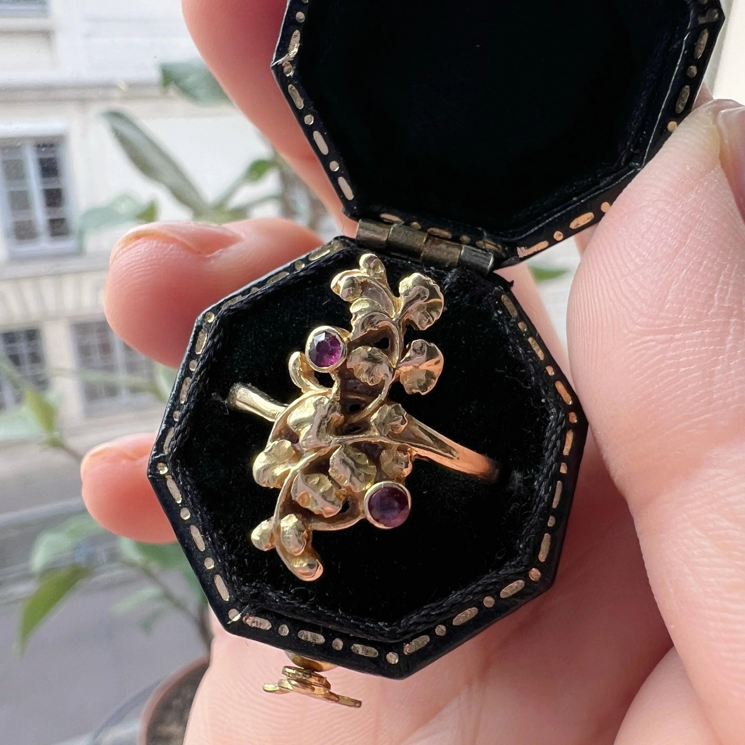 Art Nouveau 18K gold ivy leaves ruby ring - Curiously timeless