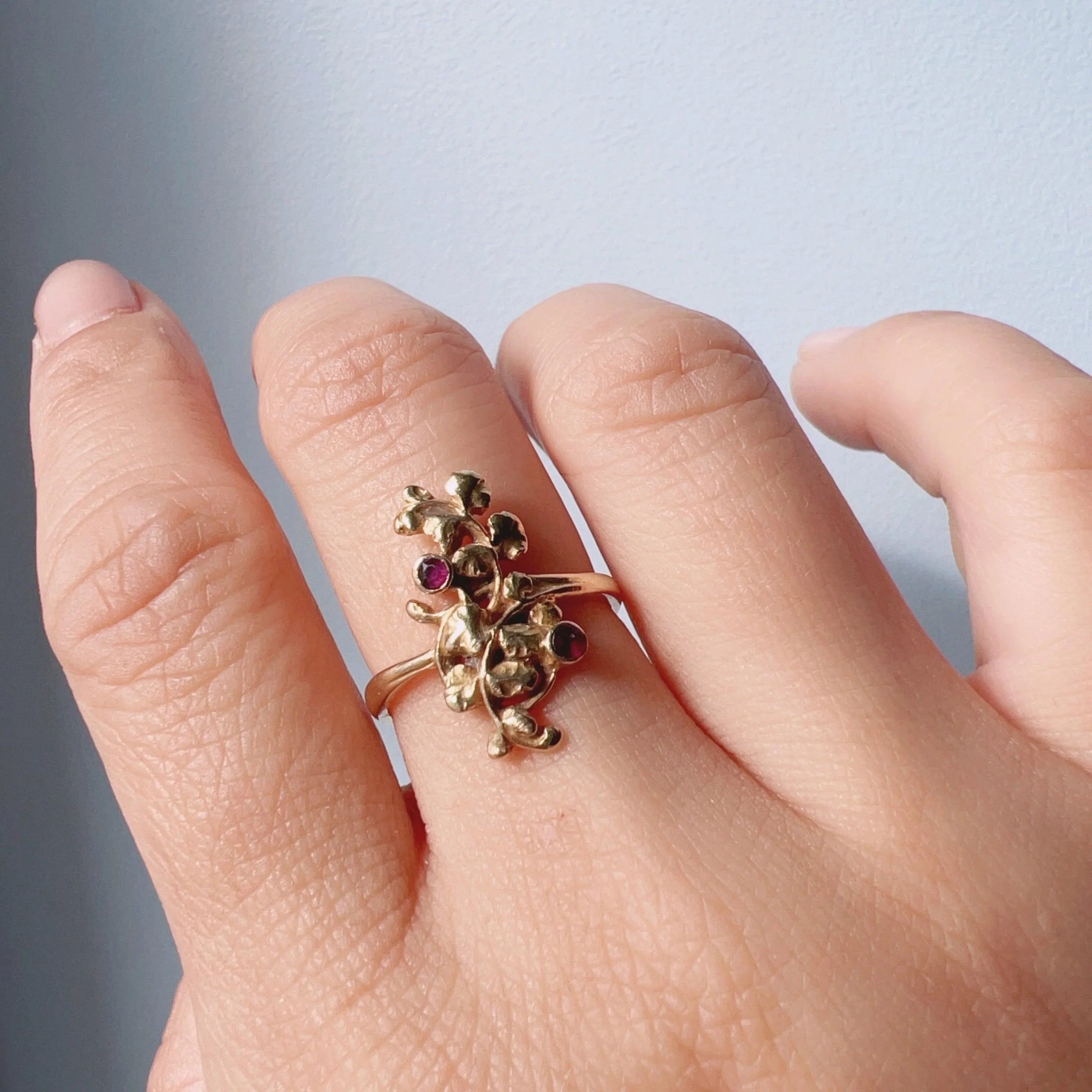 Art Nouveau 18K gold ivy leaves ruby ring - Curiously timeless