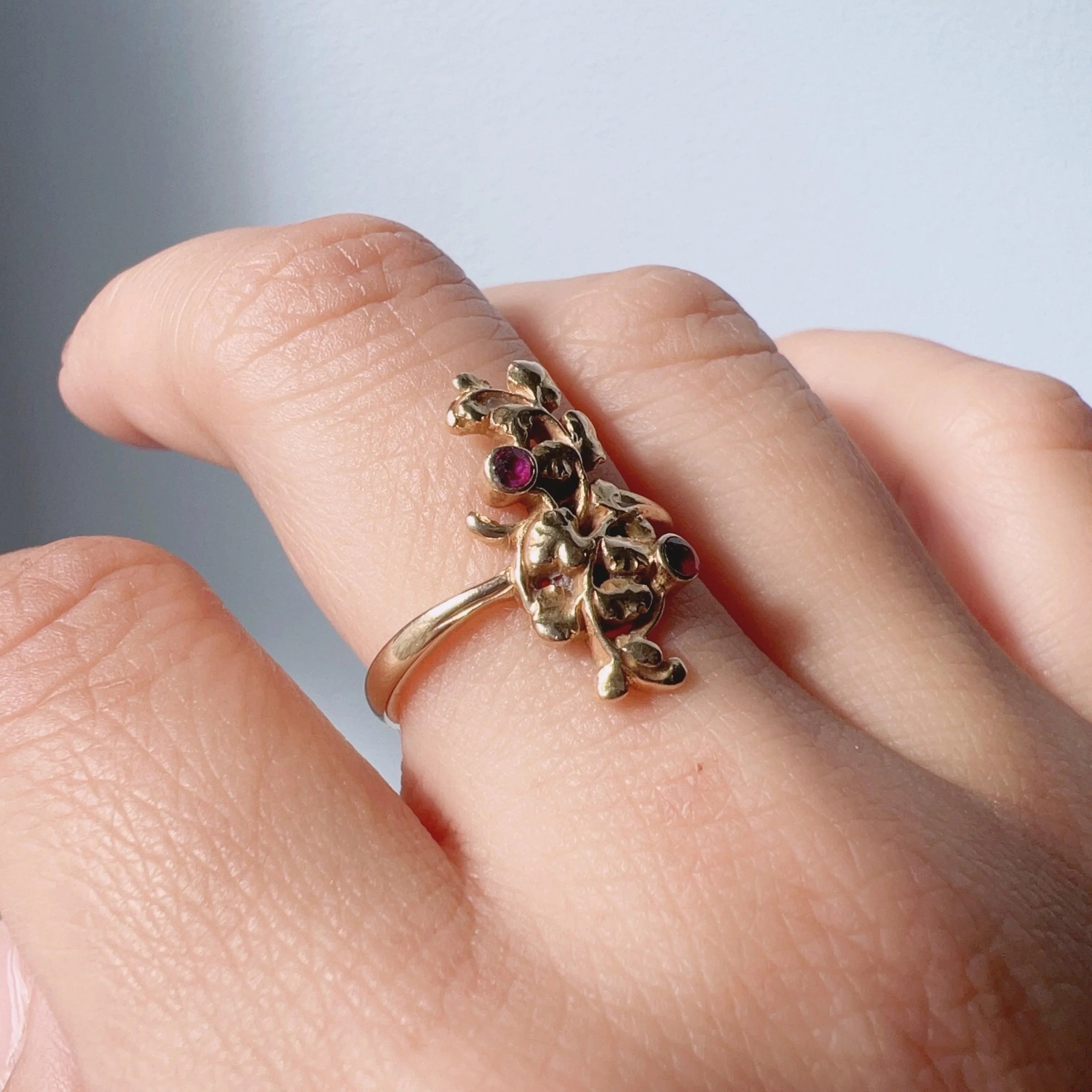 Art Nouveau 18K gold ivy leaves ruby ring - Curiously timeless