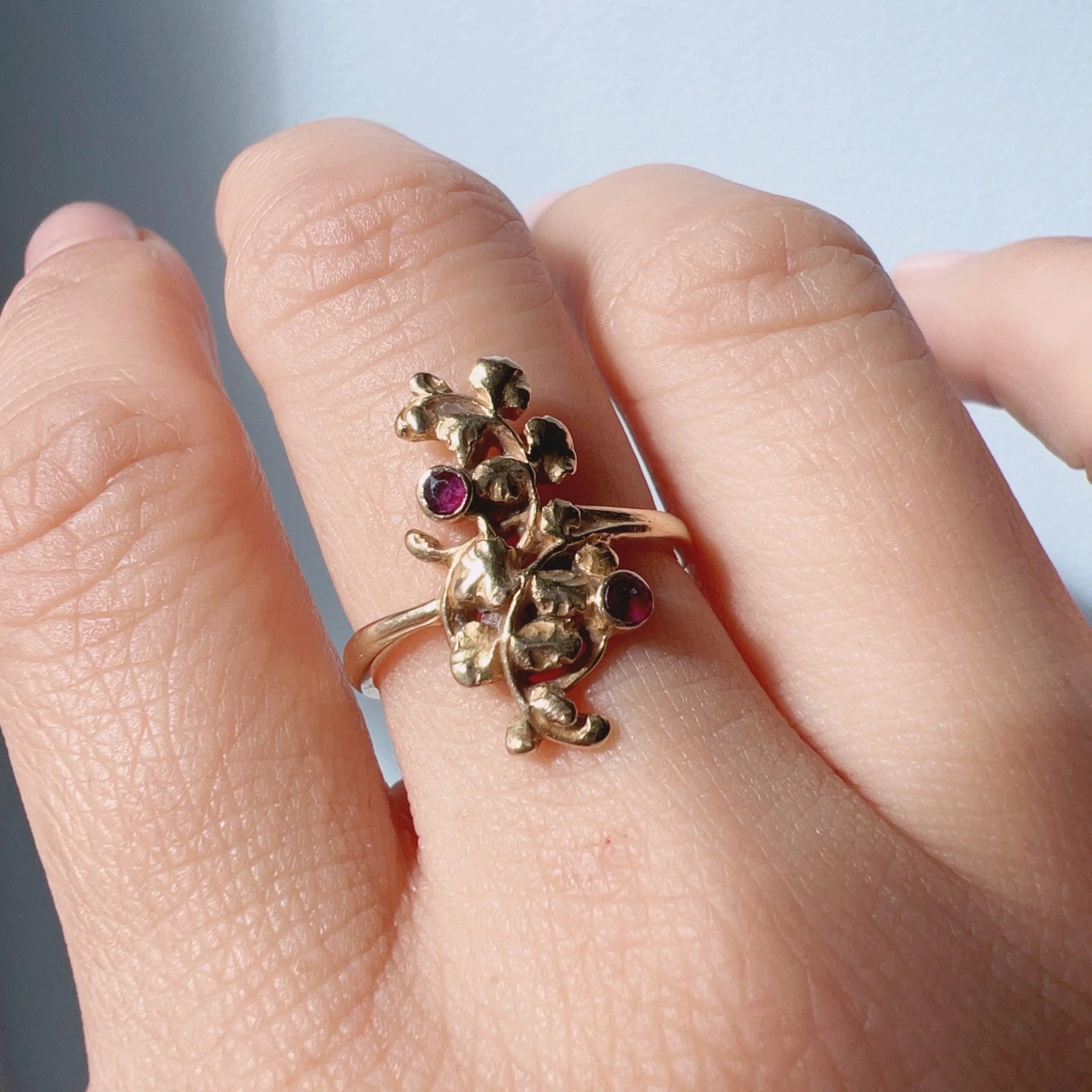 Art Nouveau 18K gold ivy leaves ruby ring - Curiously timeless