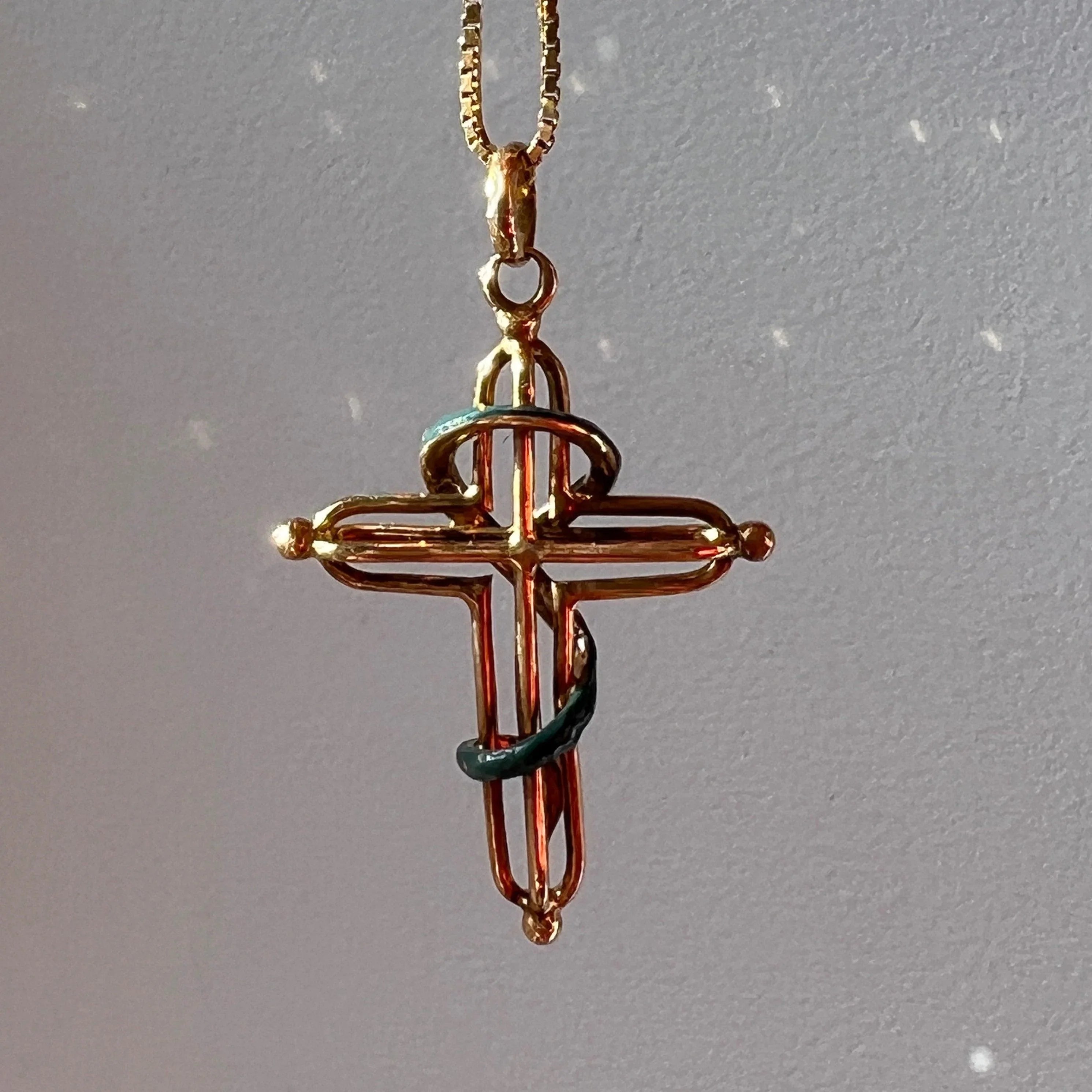 Victorian era 18K gold snake over a cross pendant - Curiously timeless