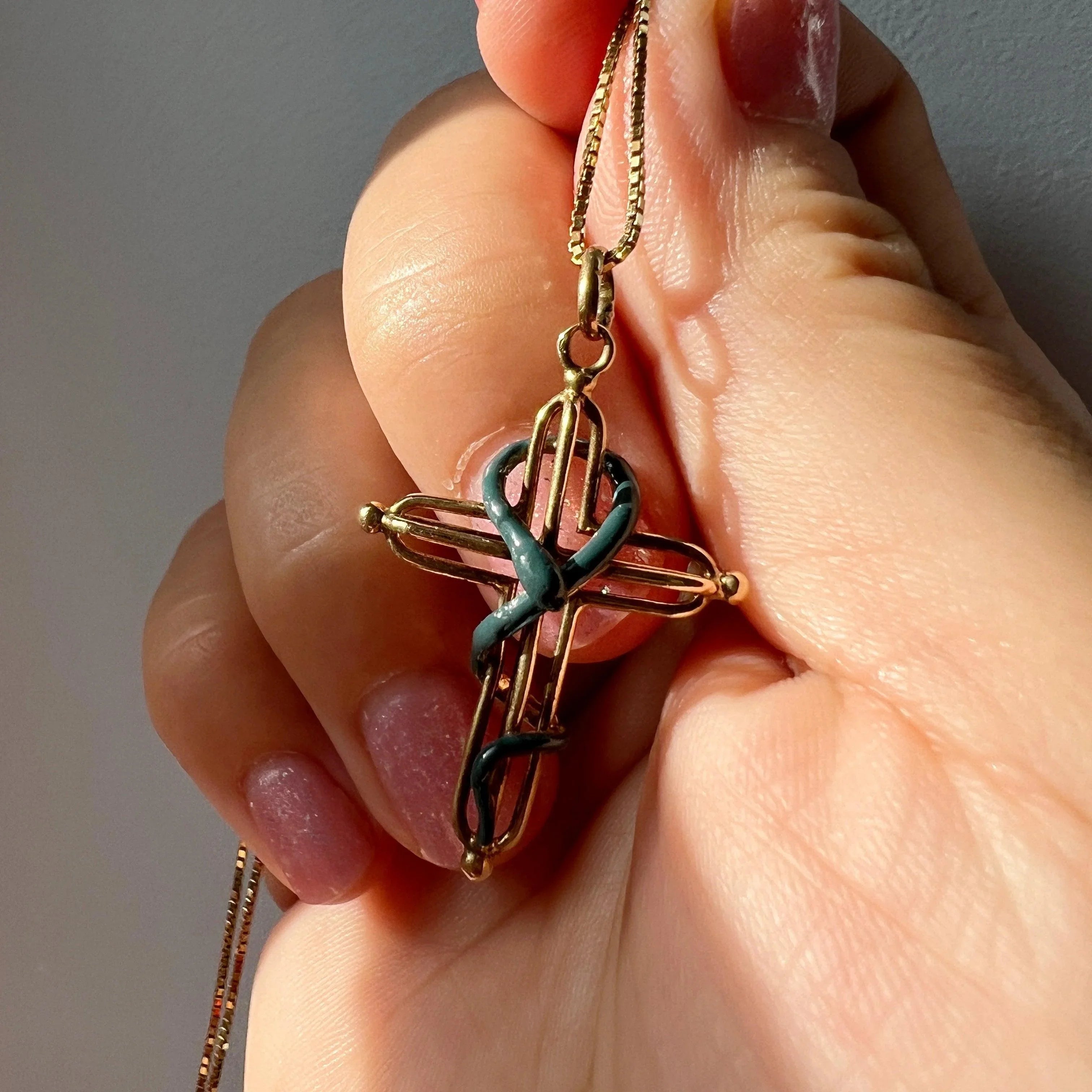 Victorian era 18K gold snake over a cross pendant - Curiously timeless