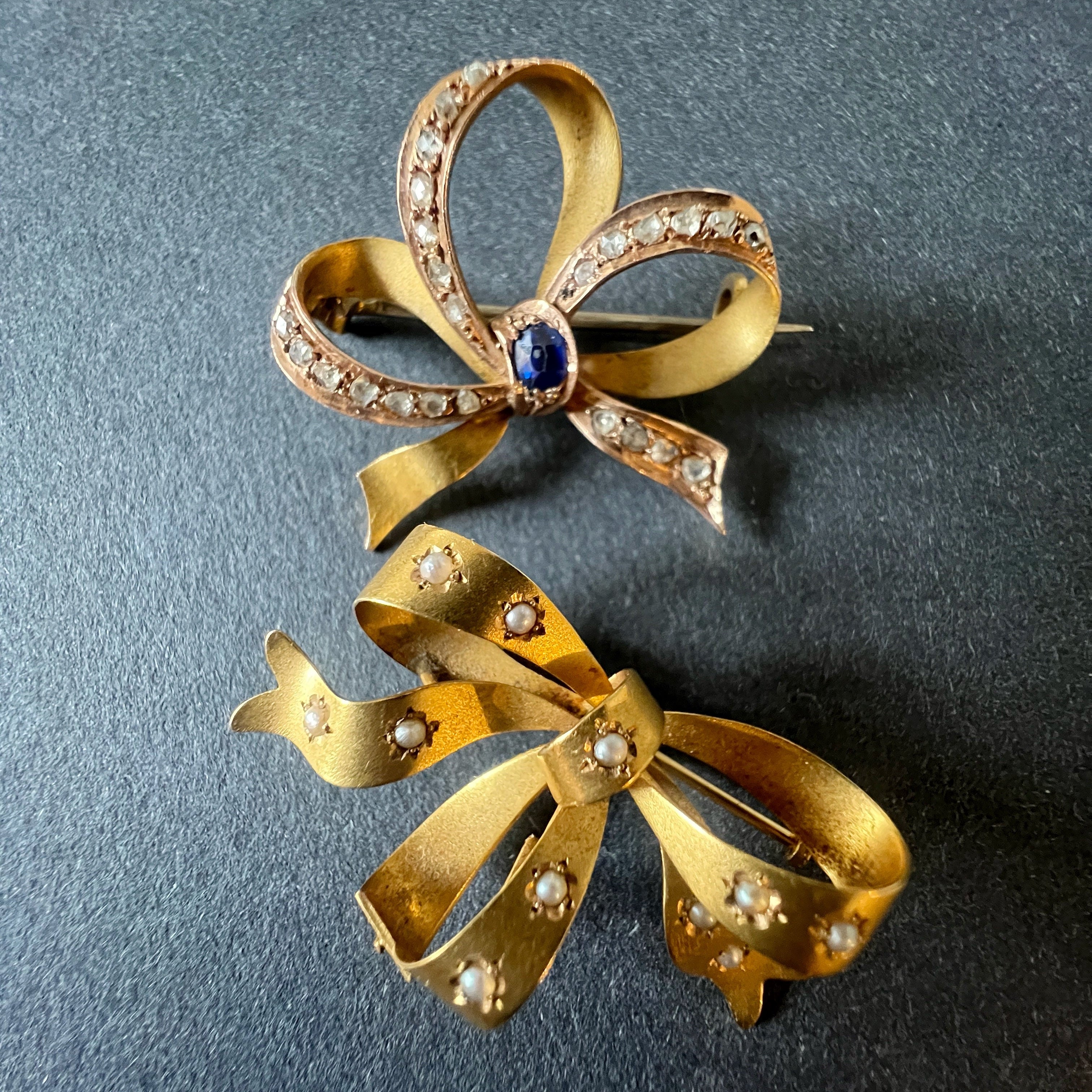 Beautiful pair of 19th Century 18K Gold Bow Brooches