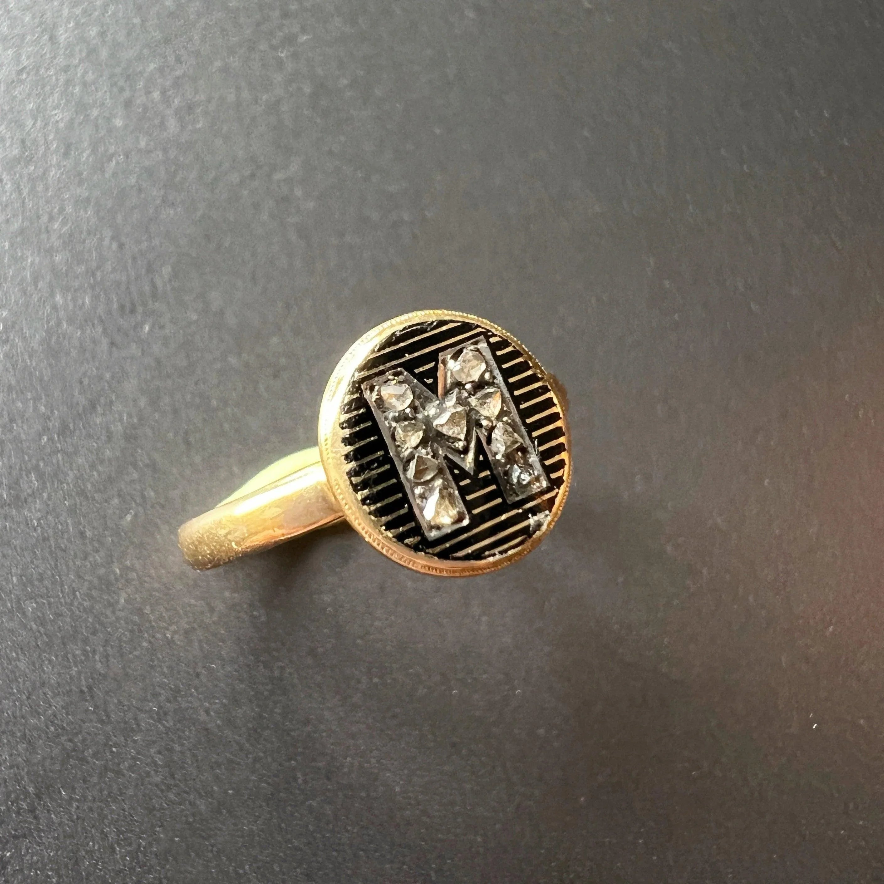 Victorian era 18K gold diamond “M” monogram ring - Curiously timeless