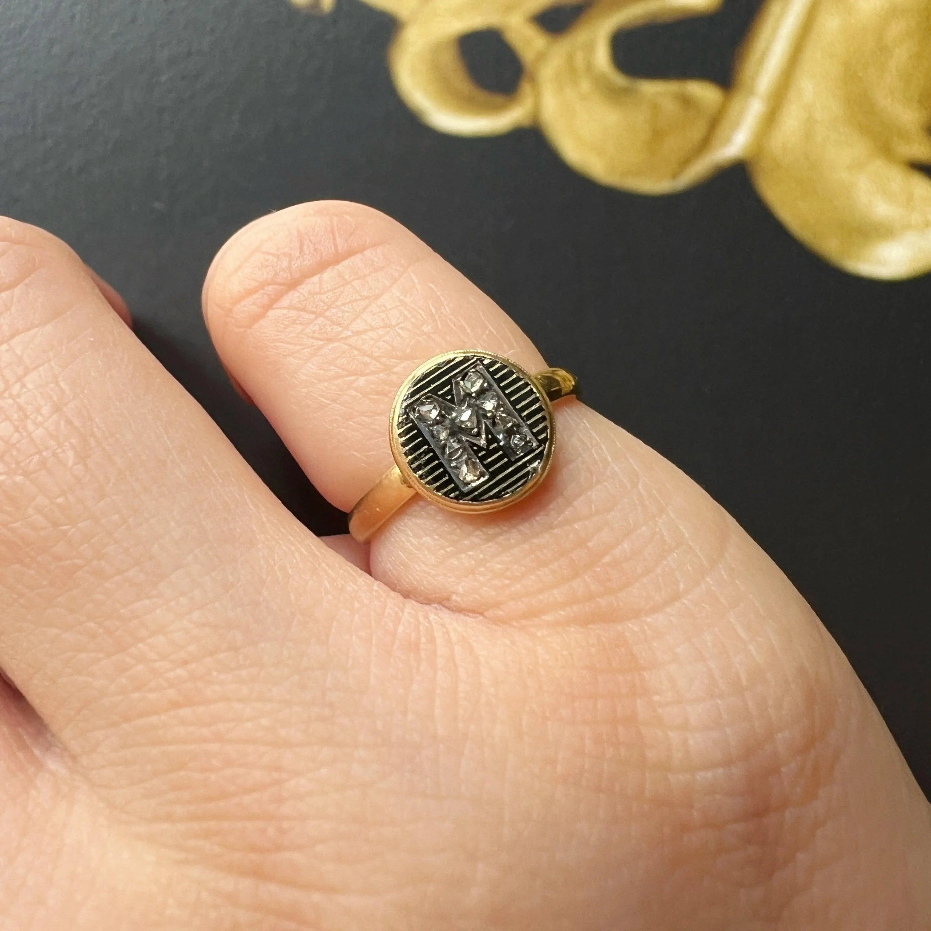 Victorian era 18K gold diamond “M” monogram ring - Curiously timeless
