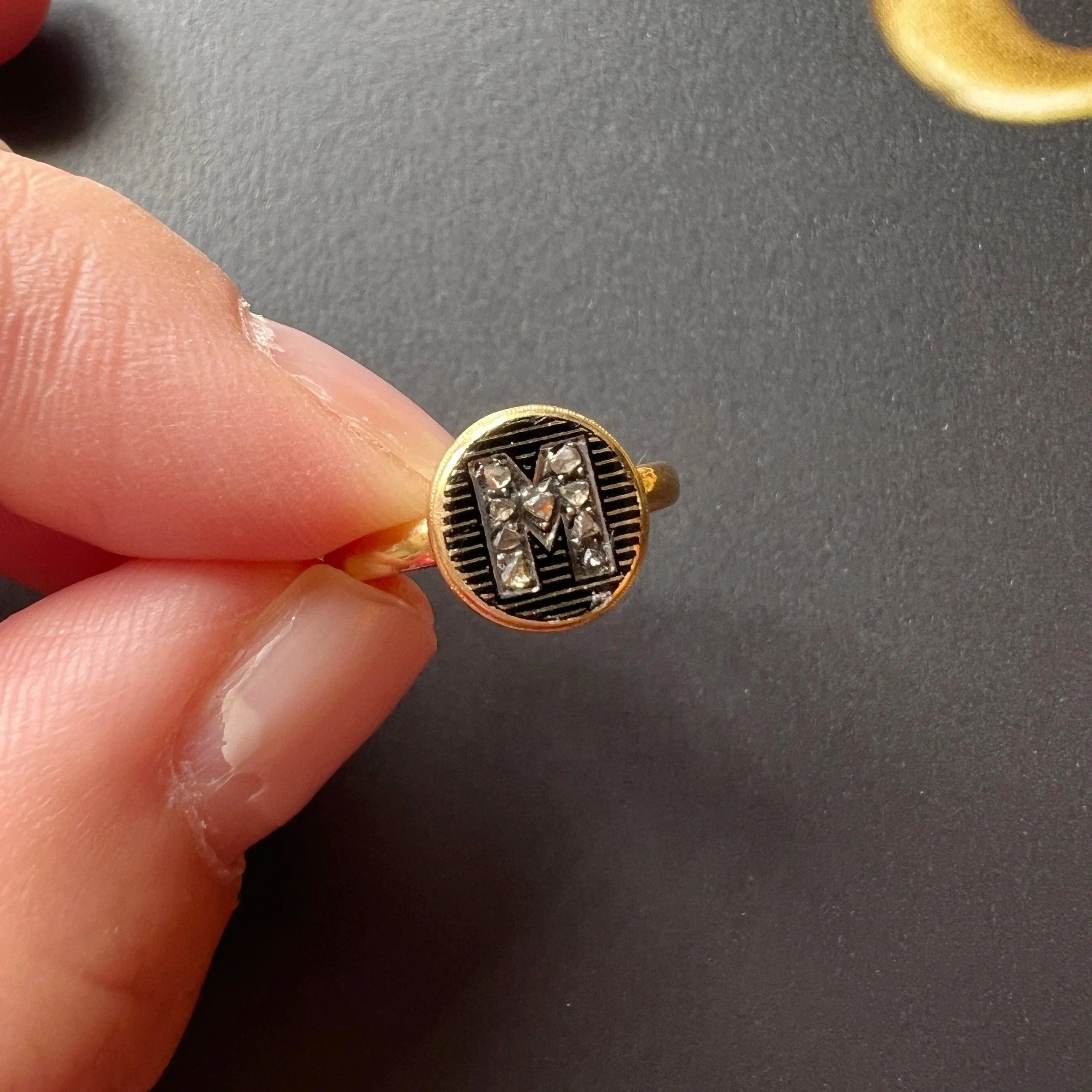 Victorian era 18K gold diamond “M” monogram ring - Curiously timeless