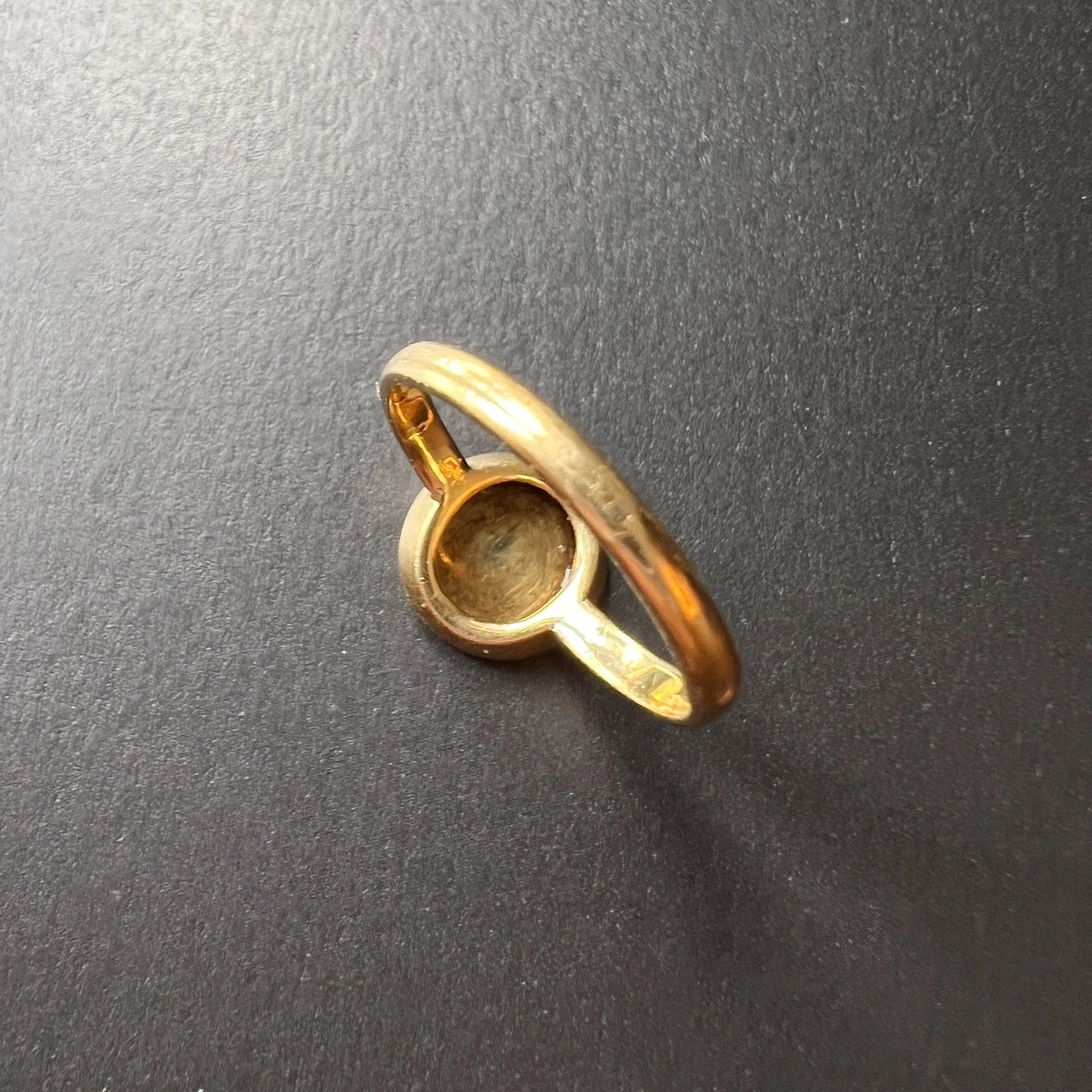 Victorian era 18K gold diamond “M” monogram ring - Curiously timeless