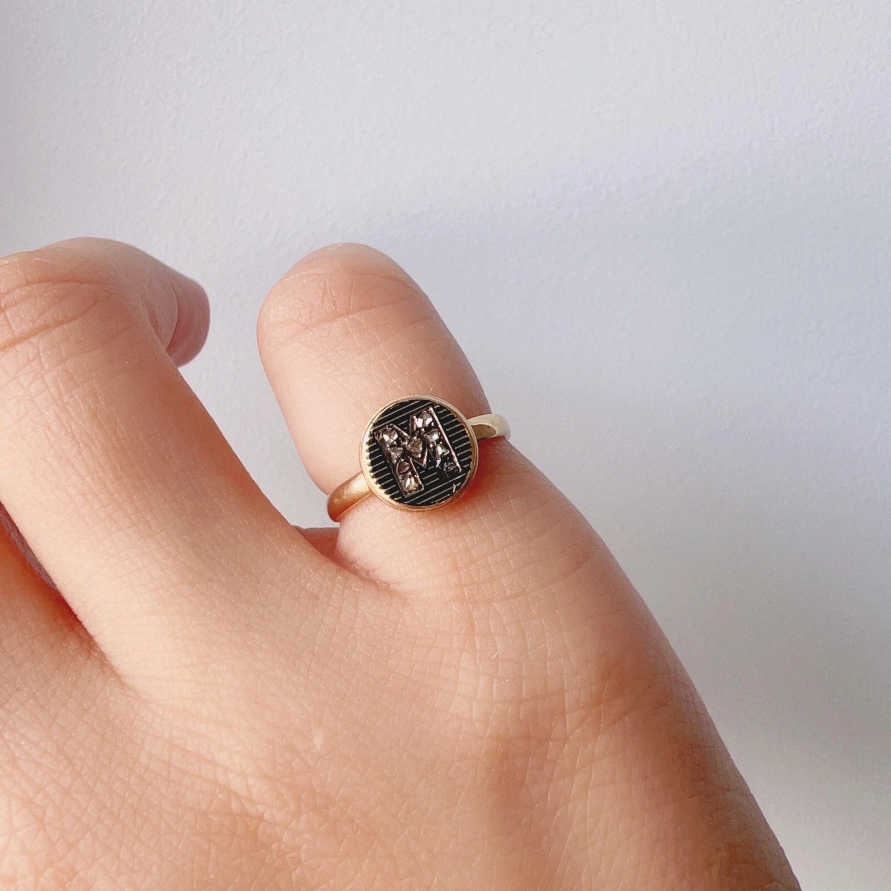 Victorian era 18K gold diamond “M” monogram ring - Curiously timeless