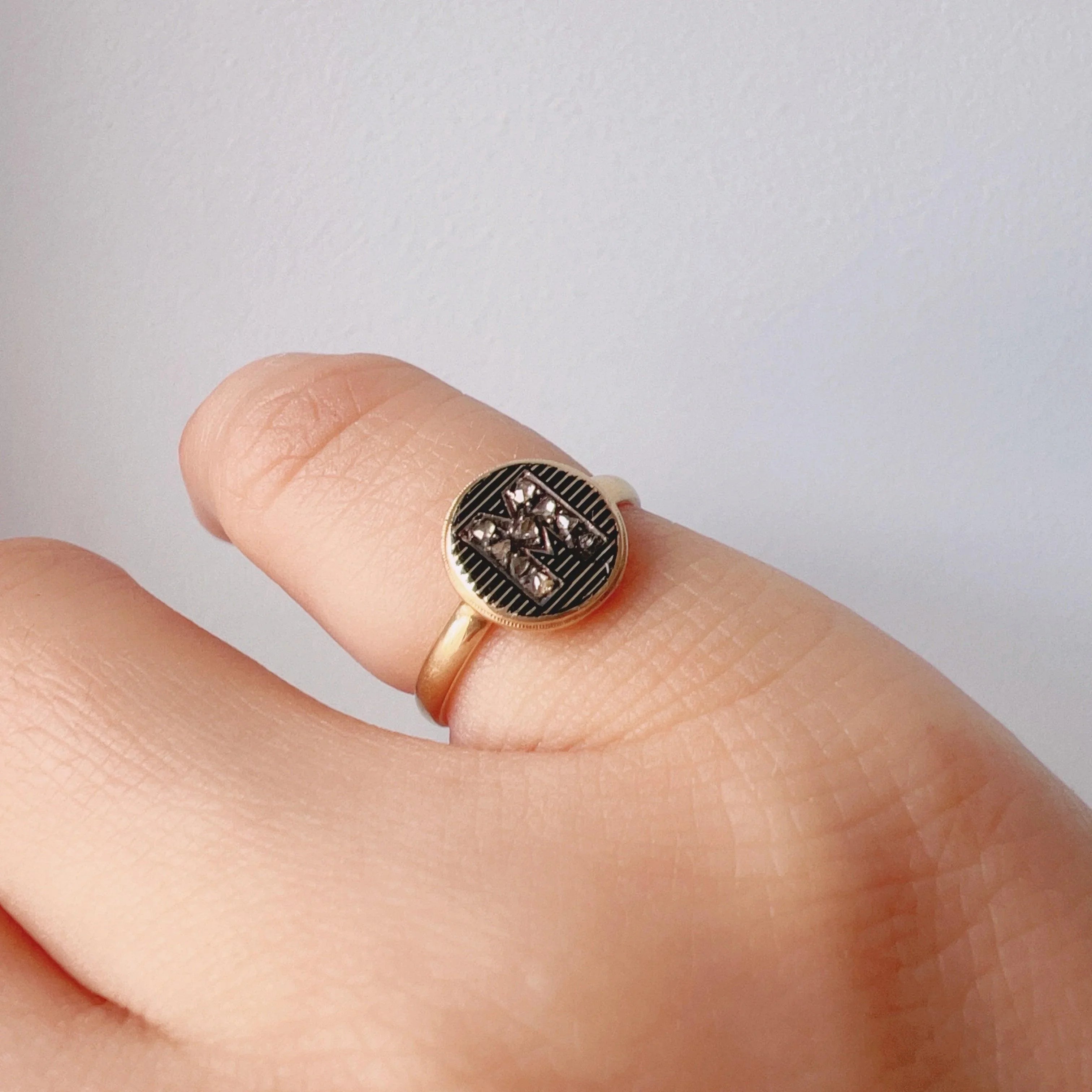 Victorian era 18K gold diamond “M” monogram ring - Curiously timeless