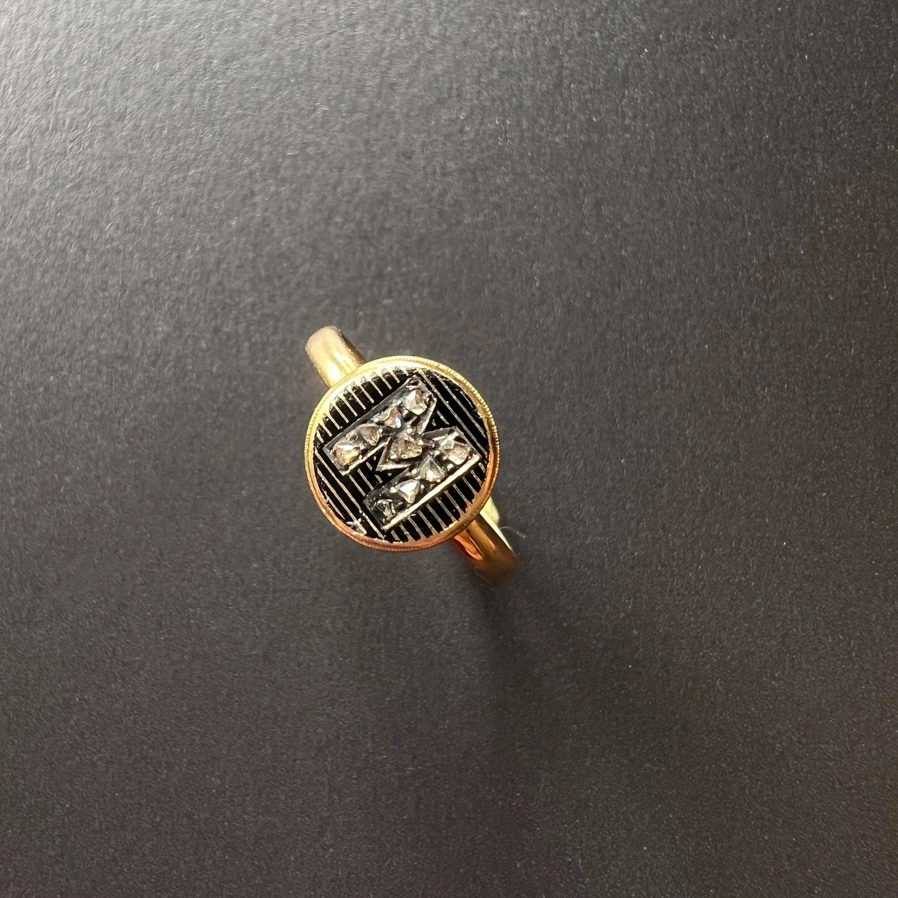 Victorian era 18K gold diamond “M” monogram ring - Curiously timeless