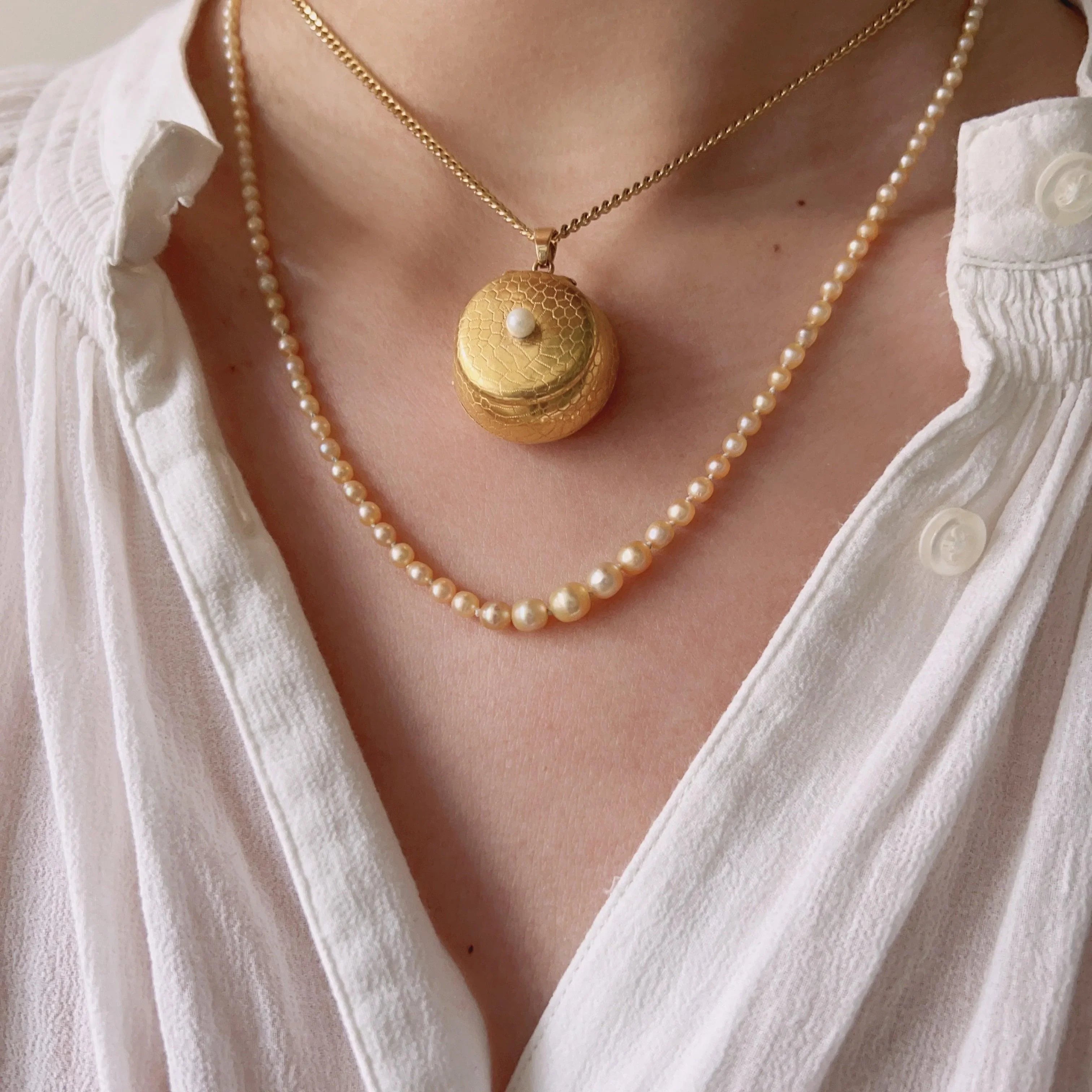 French antique 18K gold perfume box “Vinaigrette” pendant - Curiously timeless