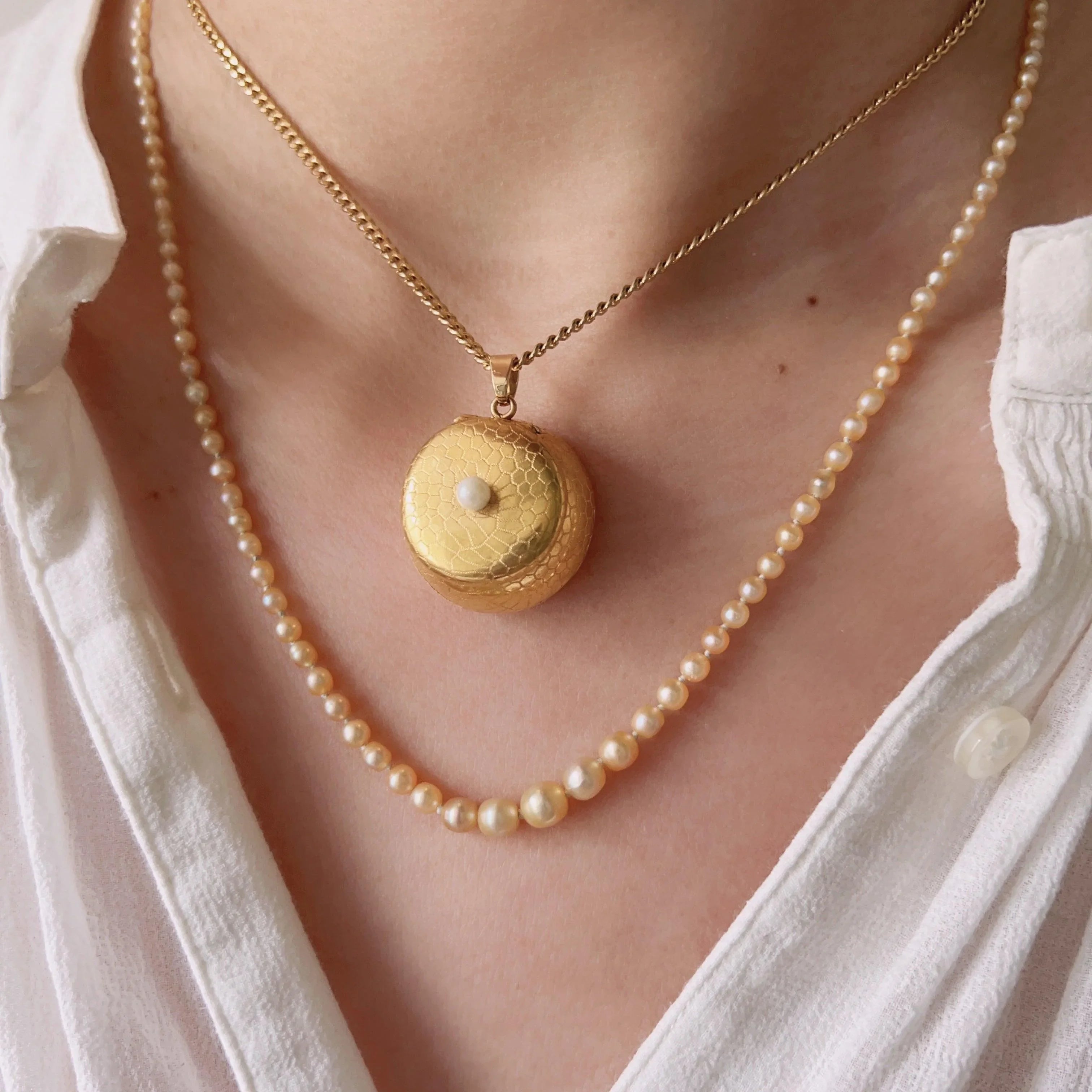 French antique 18K gold perfume box “Vinaigrette” pendant - Curiously timeless