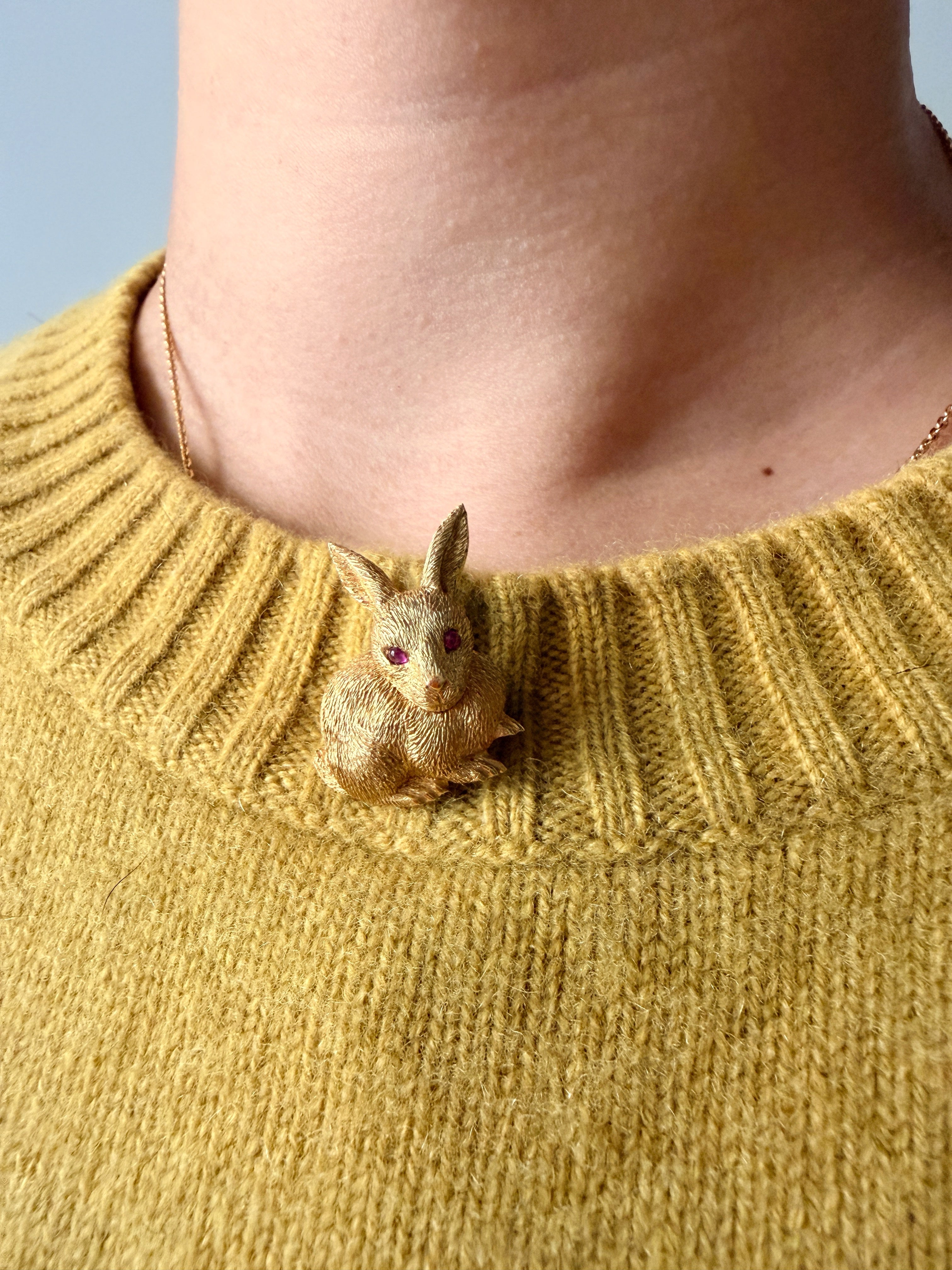 Vintage 18k yellow gold rabbit brooch with ruby eyes
