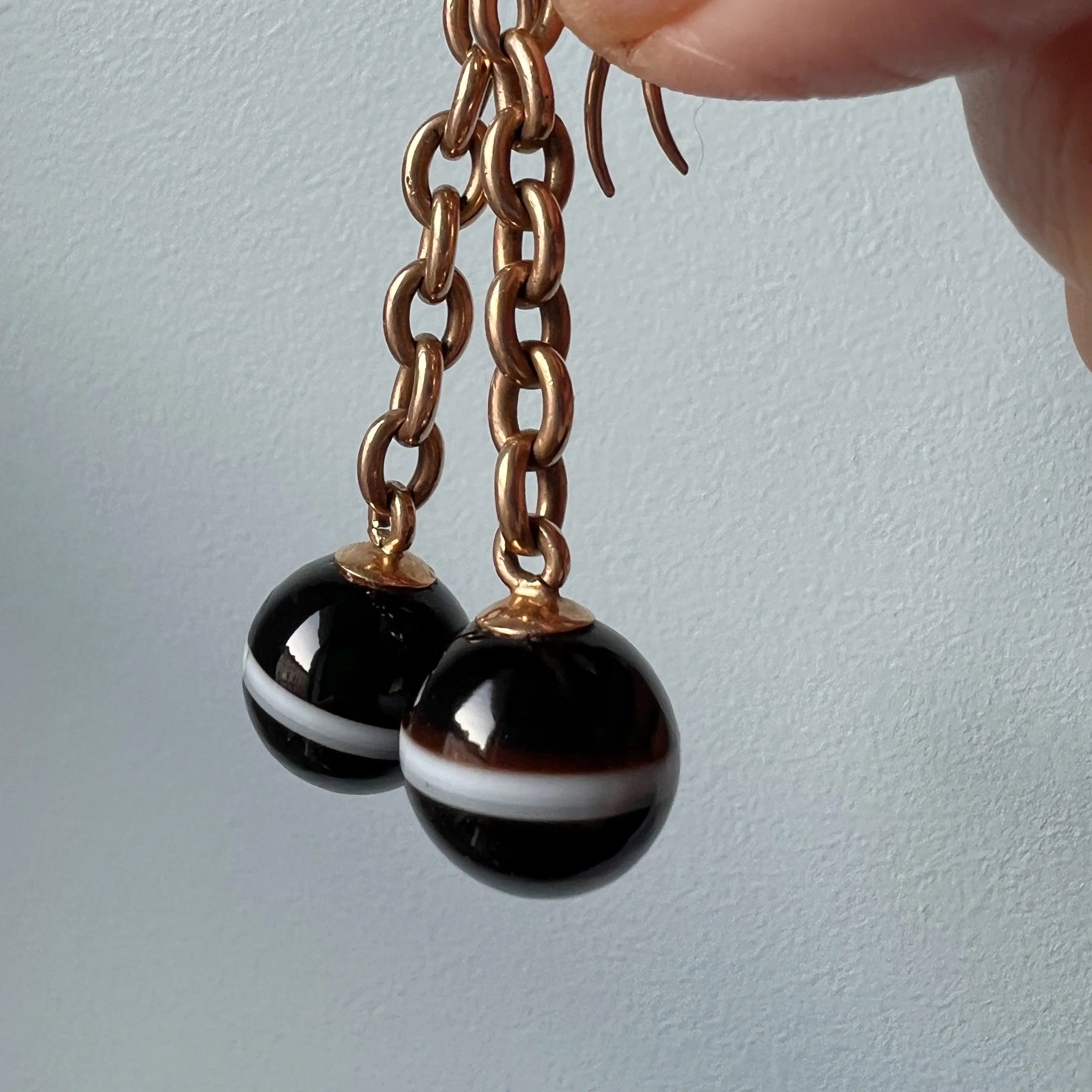 Boxed Victorian era 18K gold banded agate drop earrings - Curiously timeless