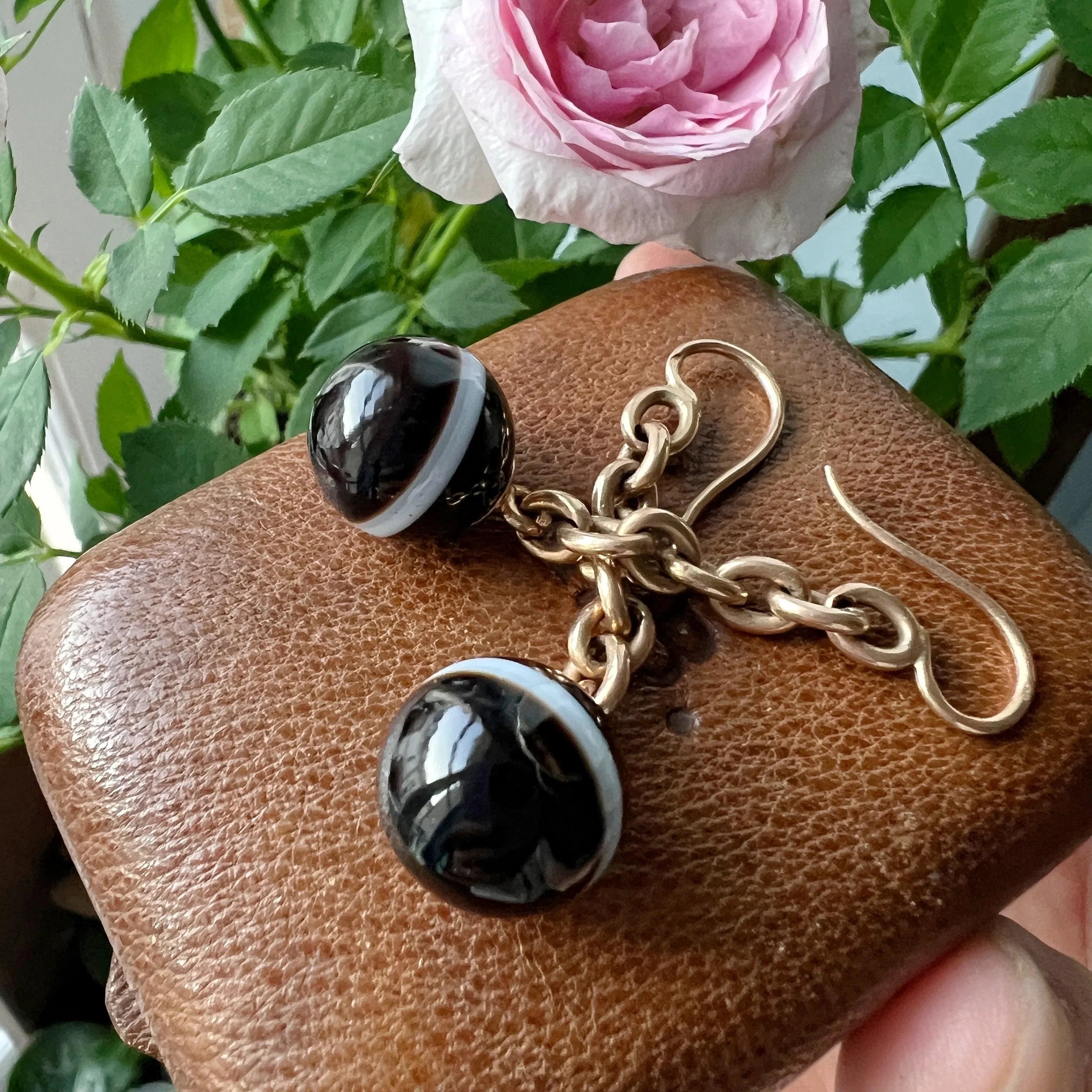 Boxed Victorian era 18K gold banded agate drop earrings - Curiously timeless