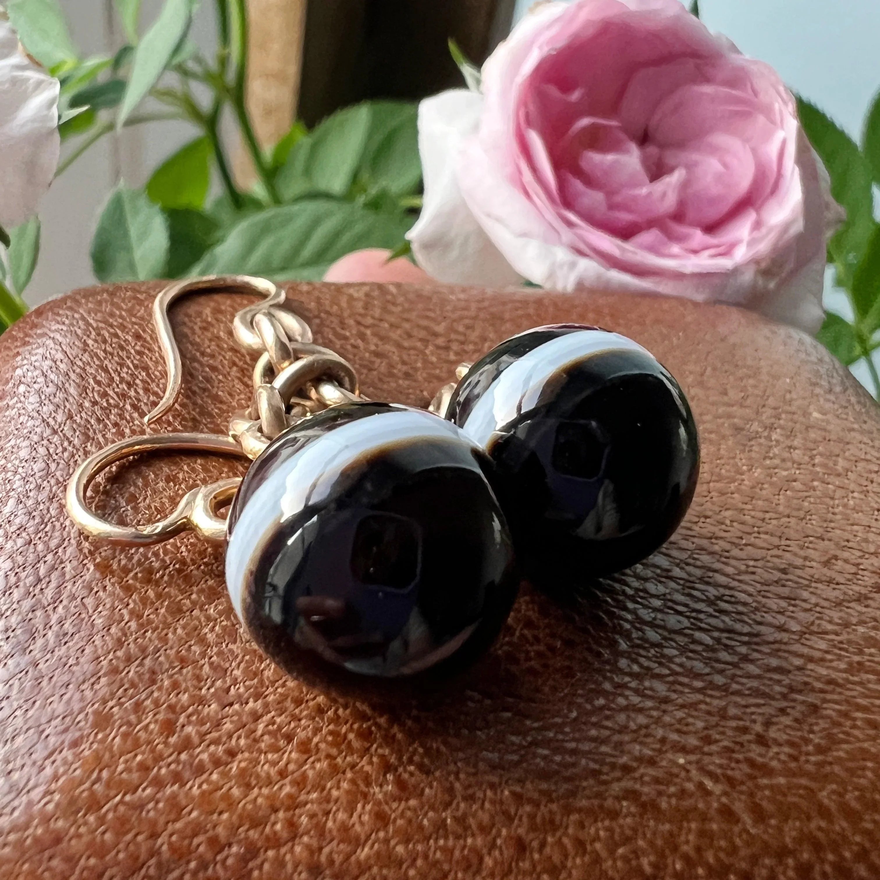 Boxed Victorian era 18K gold banded agate drop earrings - Curiously timeless