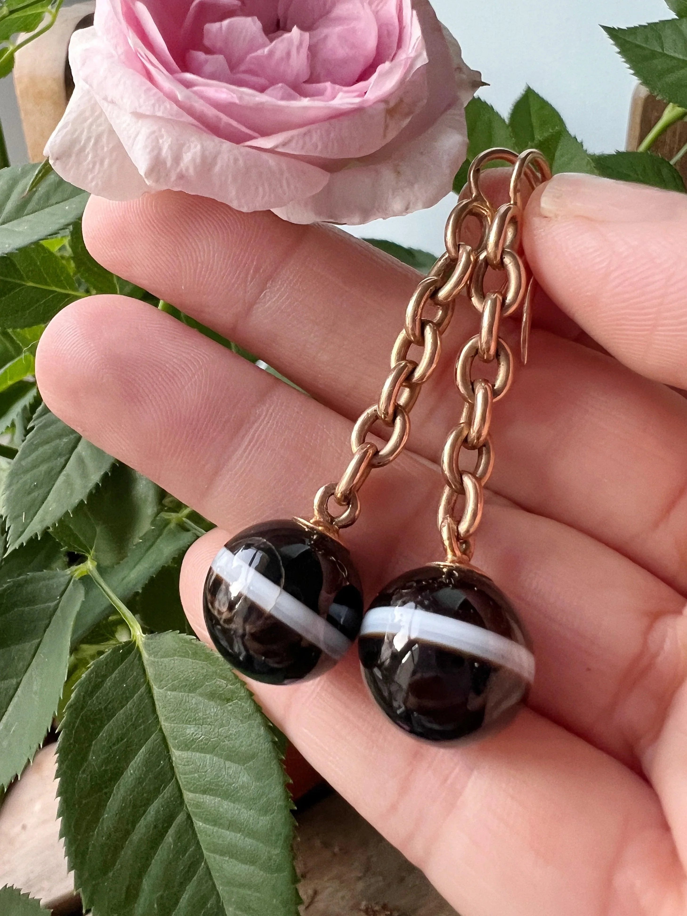 Boxed Victorian era 18K gold banded agate drop earrings - Curiously timeless