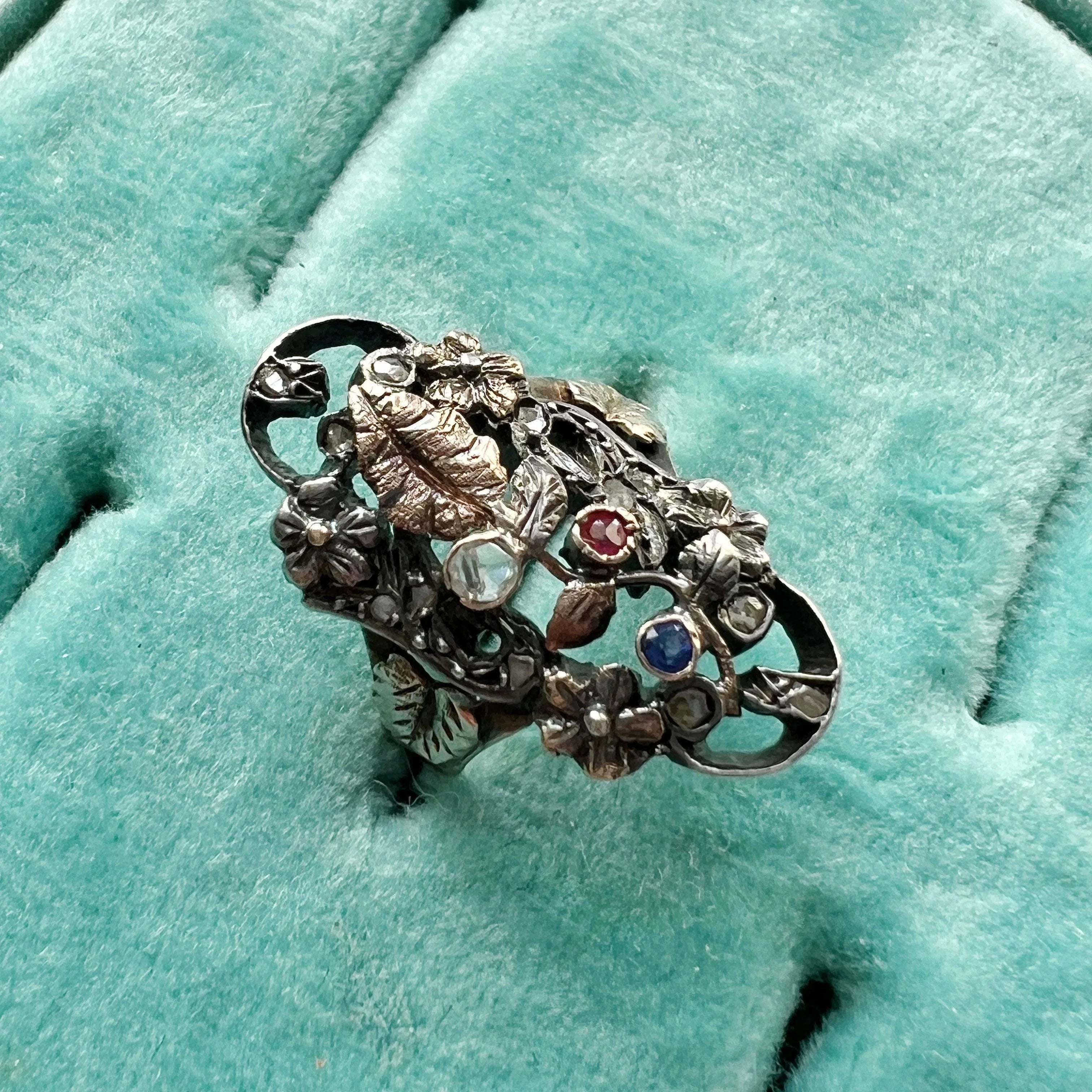 Victorian era 18K gold French flower bouquet ring - Curiously timeless