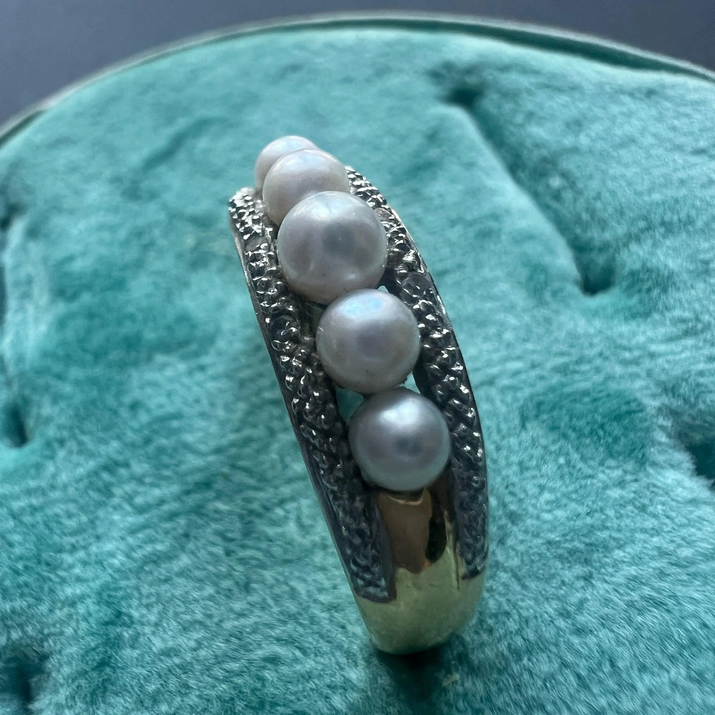 Vintage 18K gold pearl diamond band ring - Curiously timeless