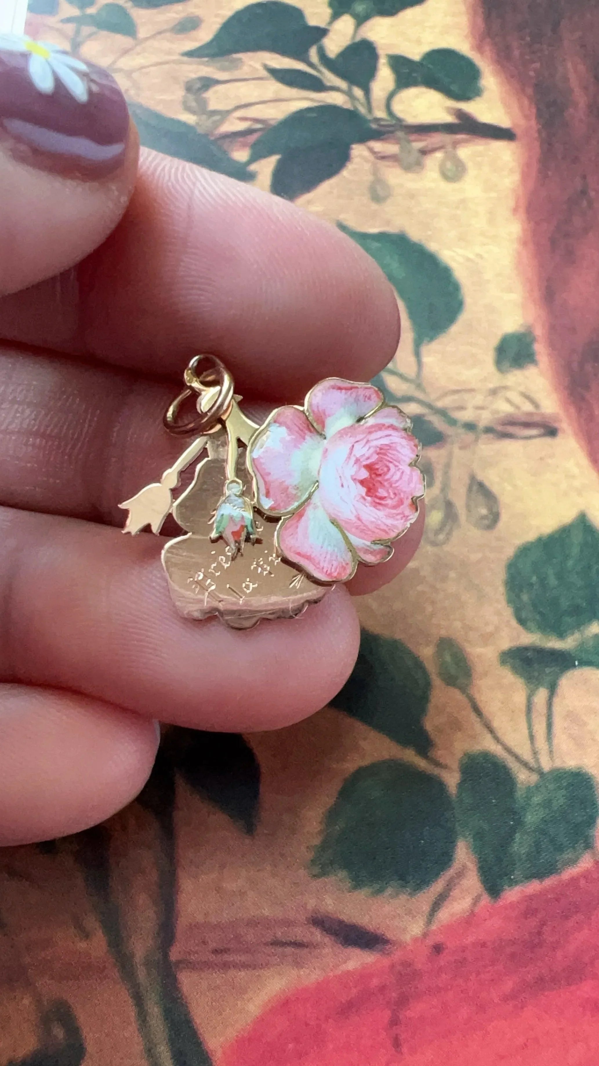 Antique 18K Rose pendant with hidden message “Close to you, life is in bloom” - Curiously timeless