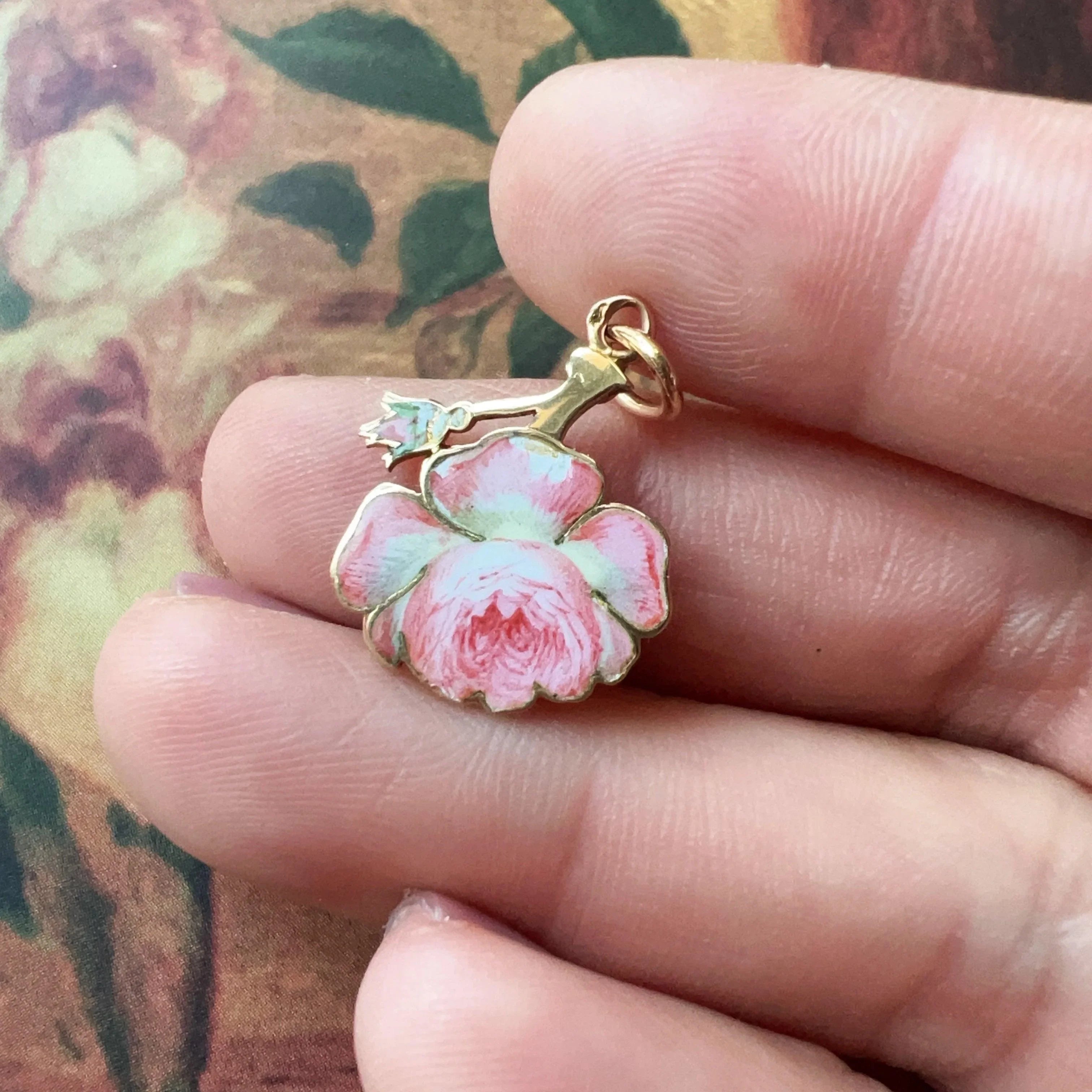 Antique 18K Rose pendant with hidden message “Close to you, life is in bloom” - Curiously timeless