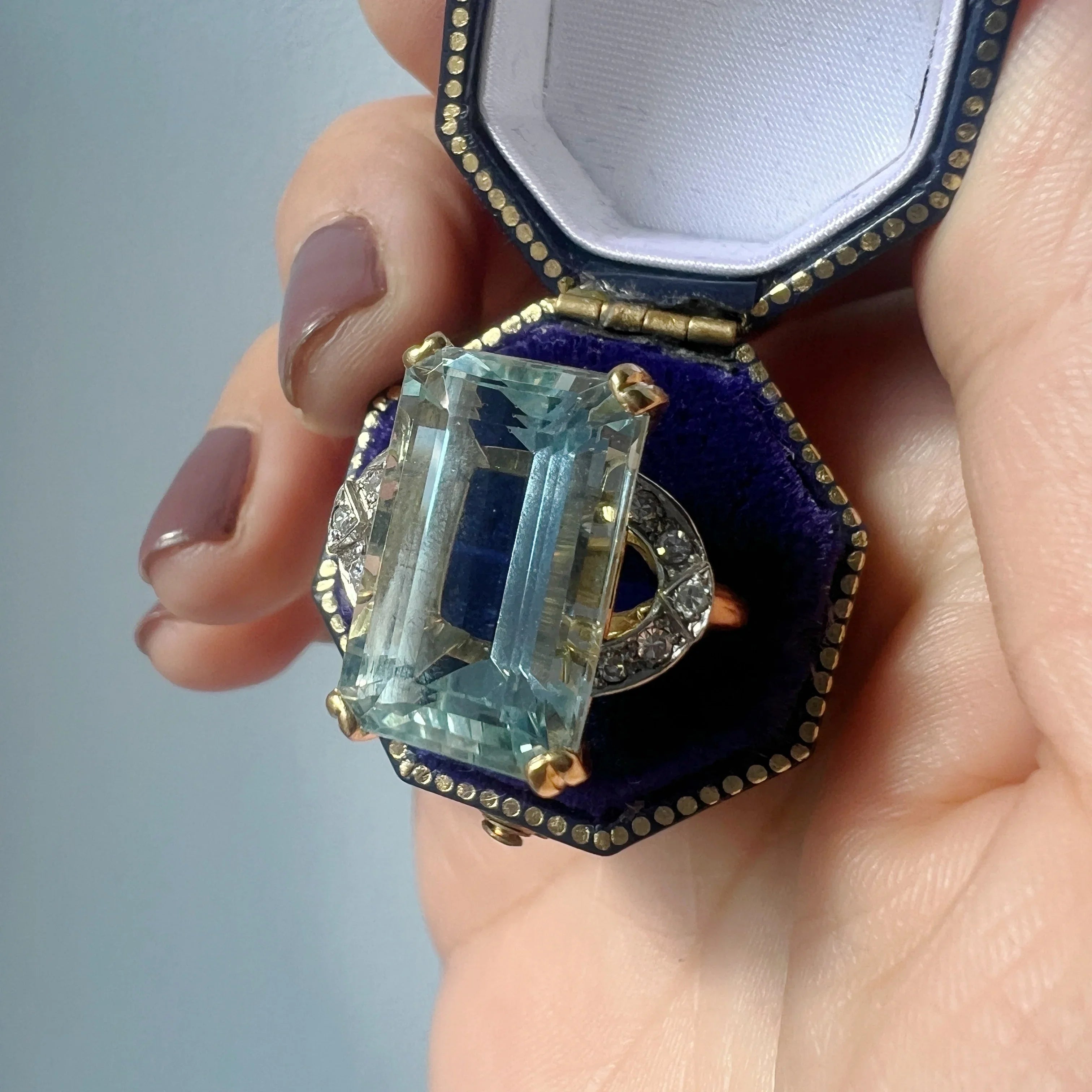 Important 18K gold 12ct Emerald-Cut Aquamarine Cocktail Ring
