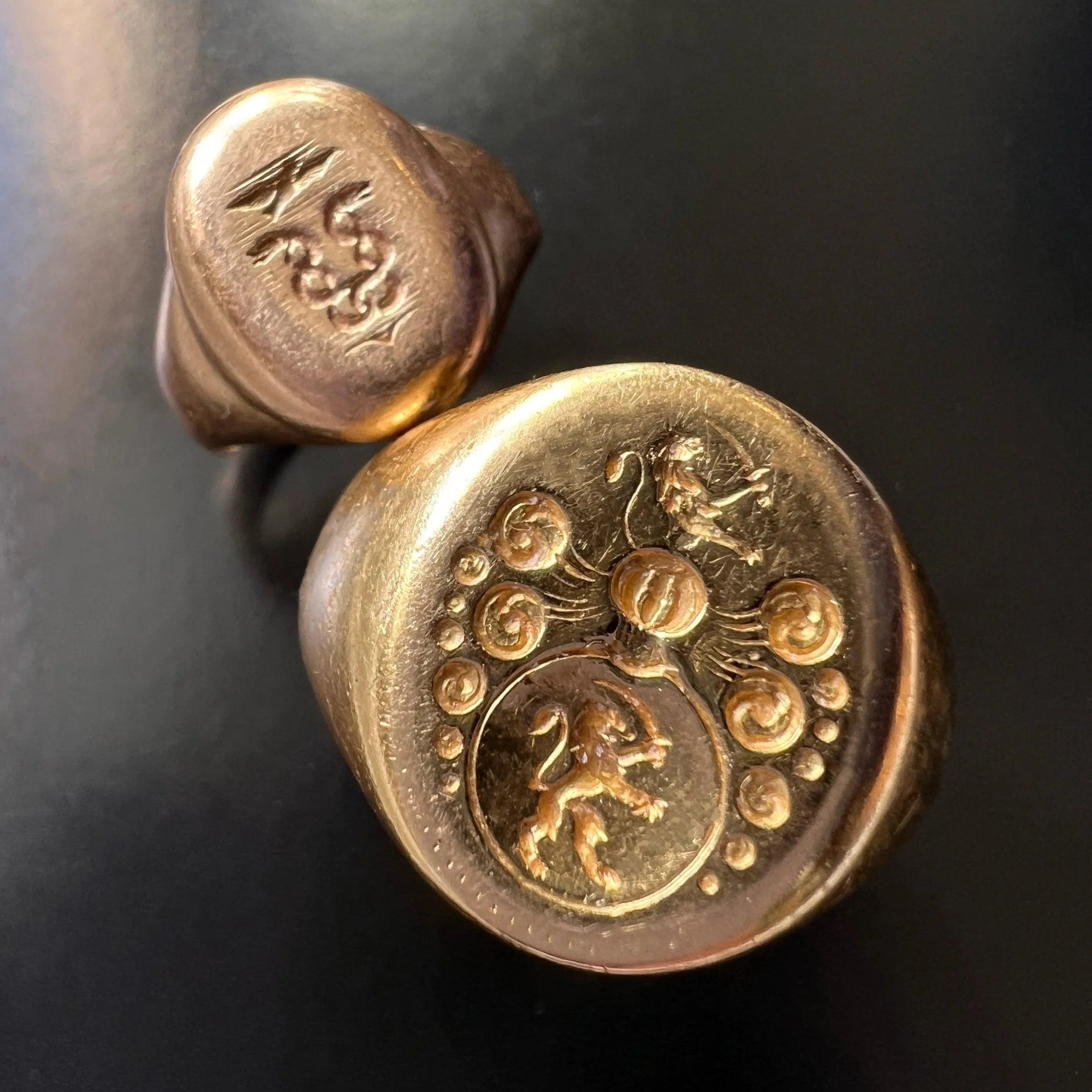 Antique 18K gold snakes and eagle signet ring - Curiously timeless