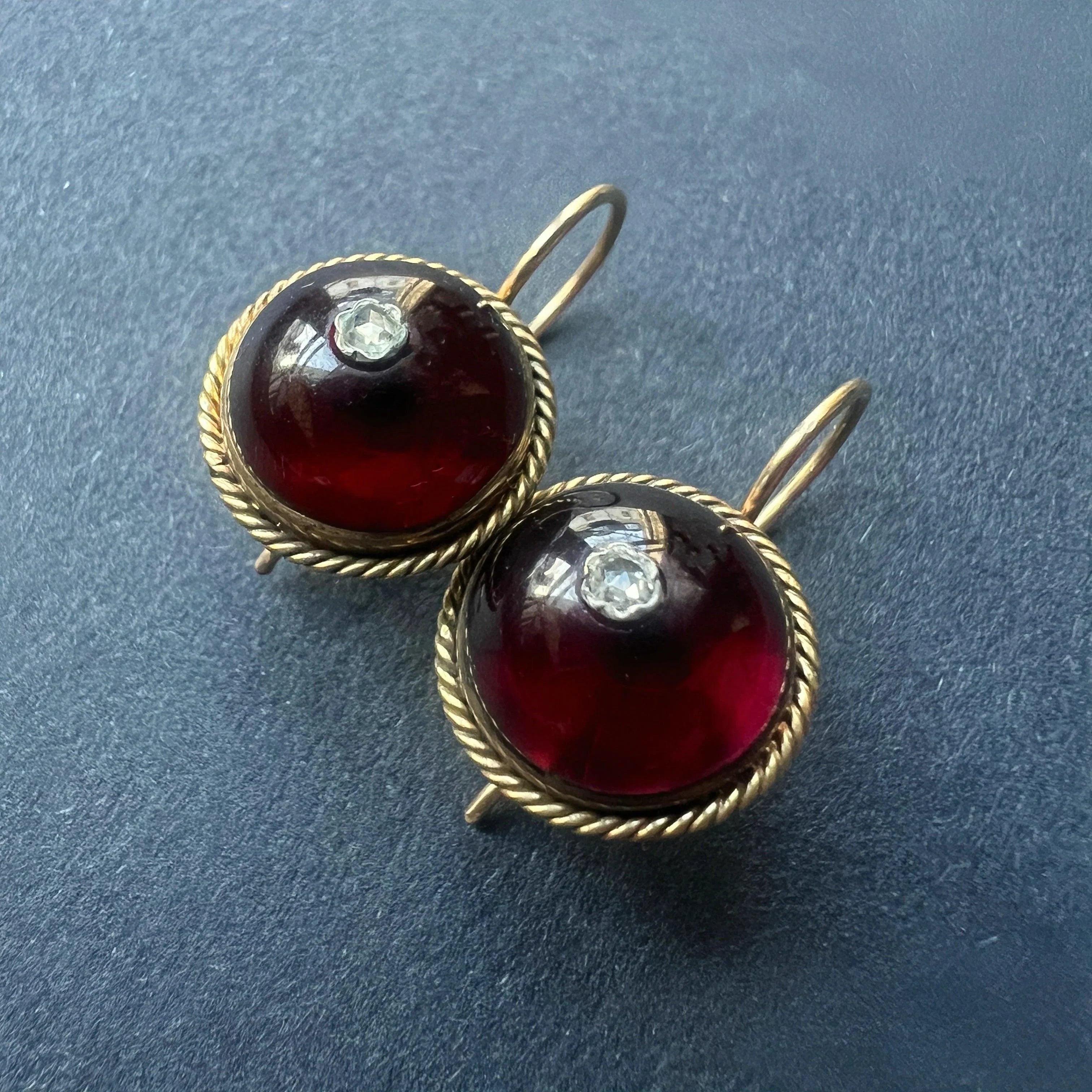 Victorian era 18K gold garnet cabochon diamond earrings - Curiously timeless