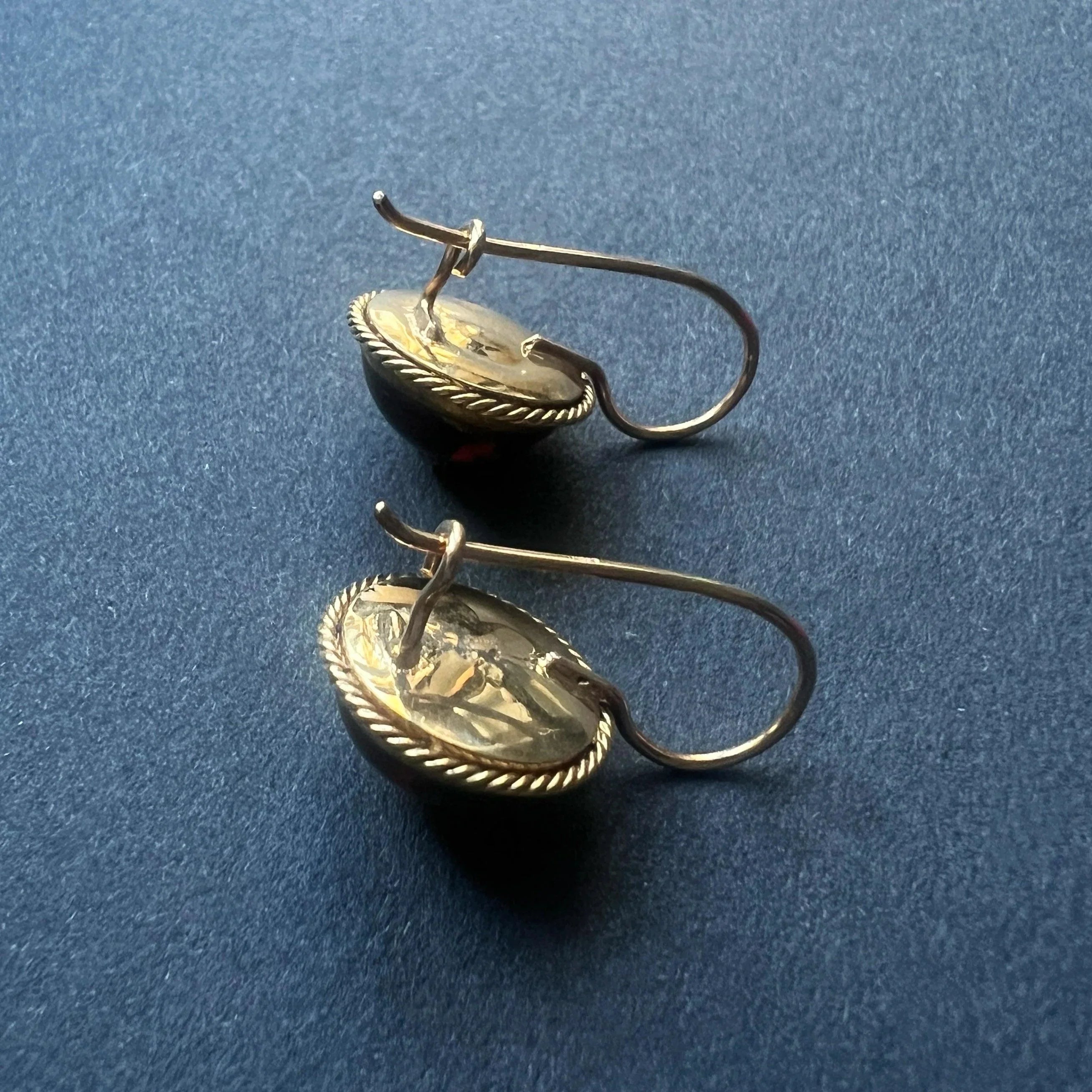 Victorian era 18K gold garnet cabochon diamond earrings - Curiously timeless