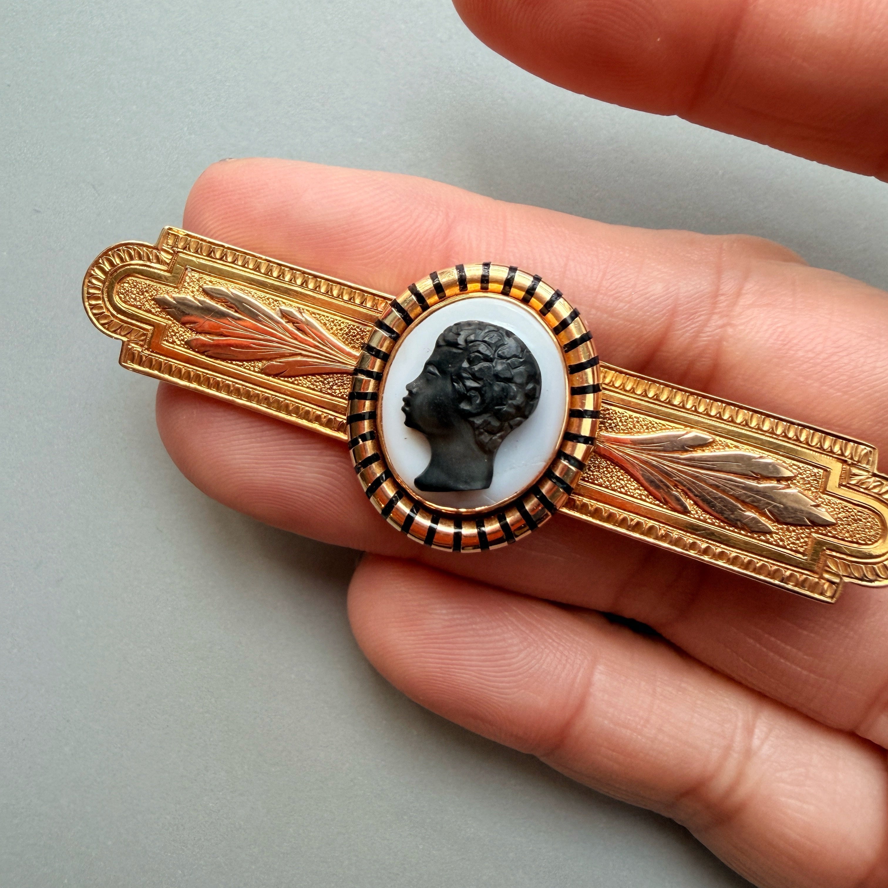 Victorian era 18K gold agate blackamoor cameo brooch