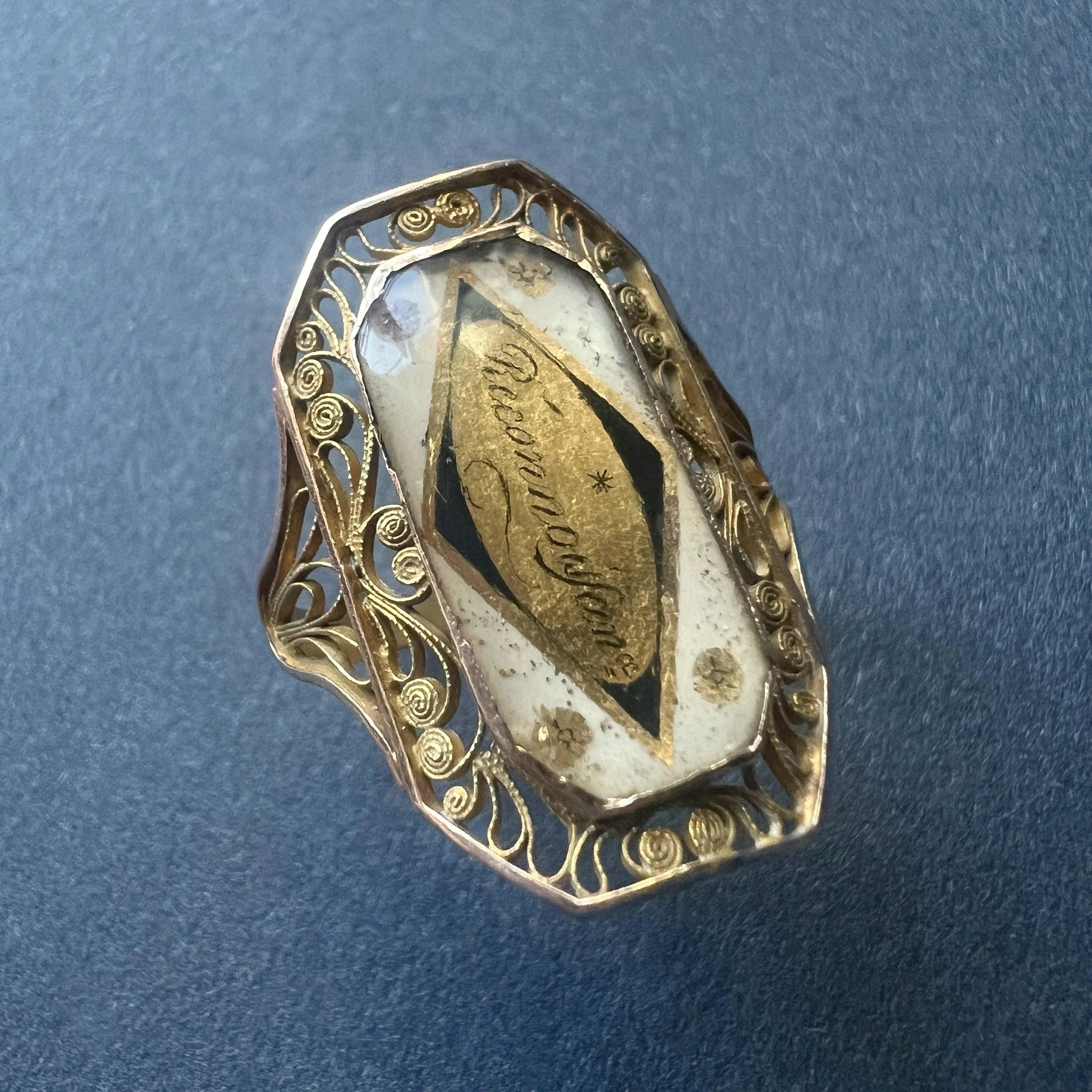 Georgian era 18K gold “Gratitude” ring - Curiously timeless