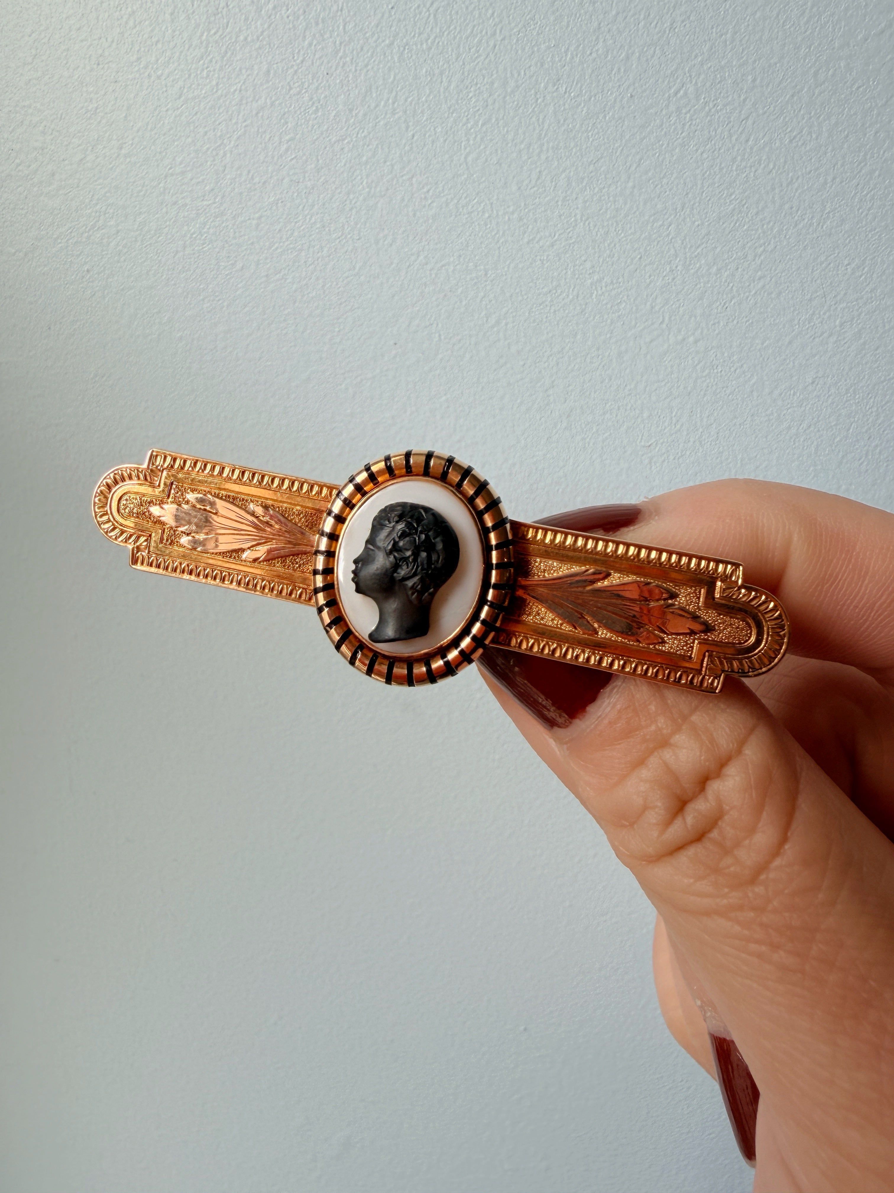 Victorian era 18K gold agate blackamoor cameo brooch