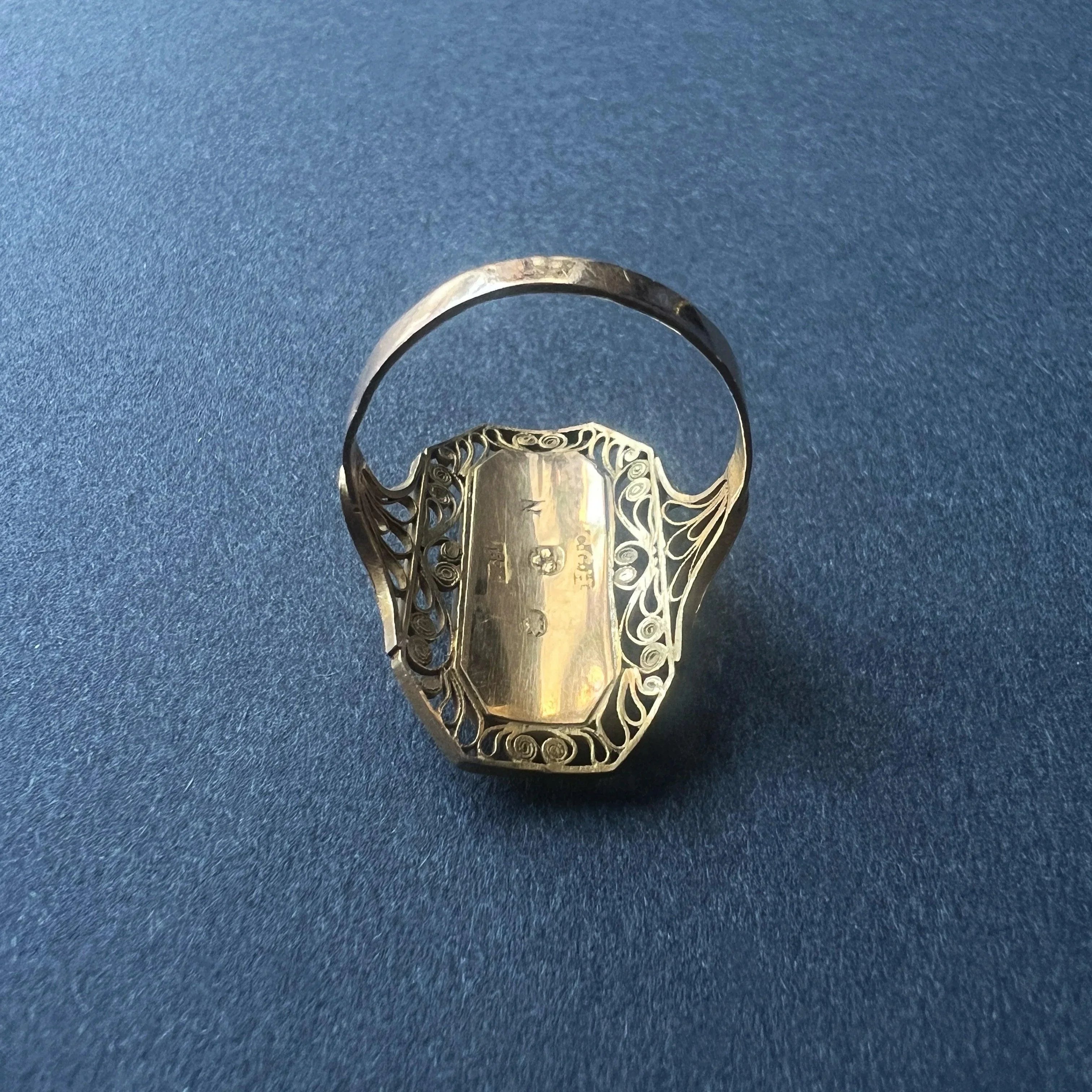 Georgian era 18K gold “Gratitude” ring - Curiously timeless