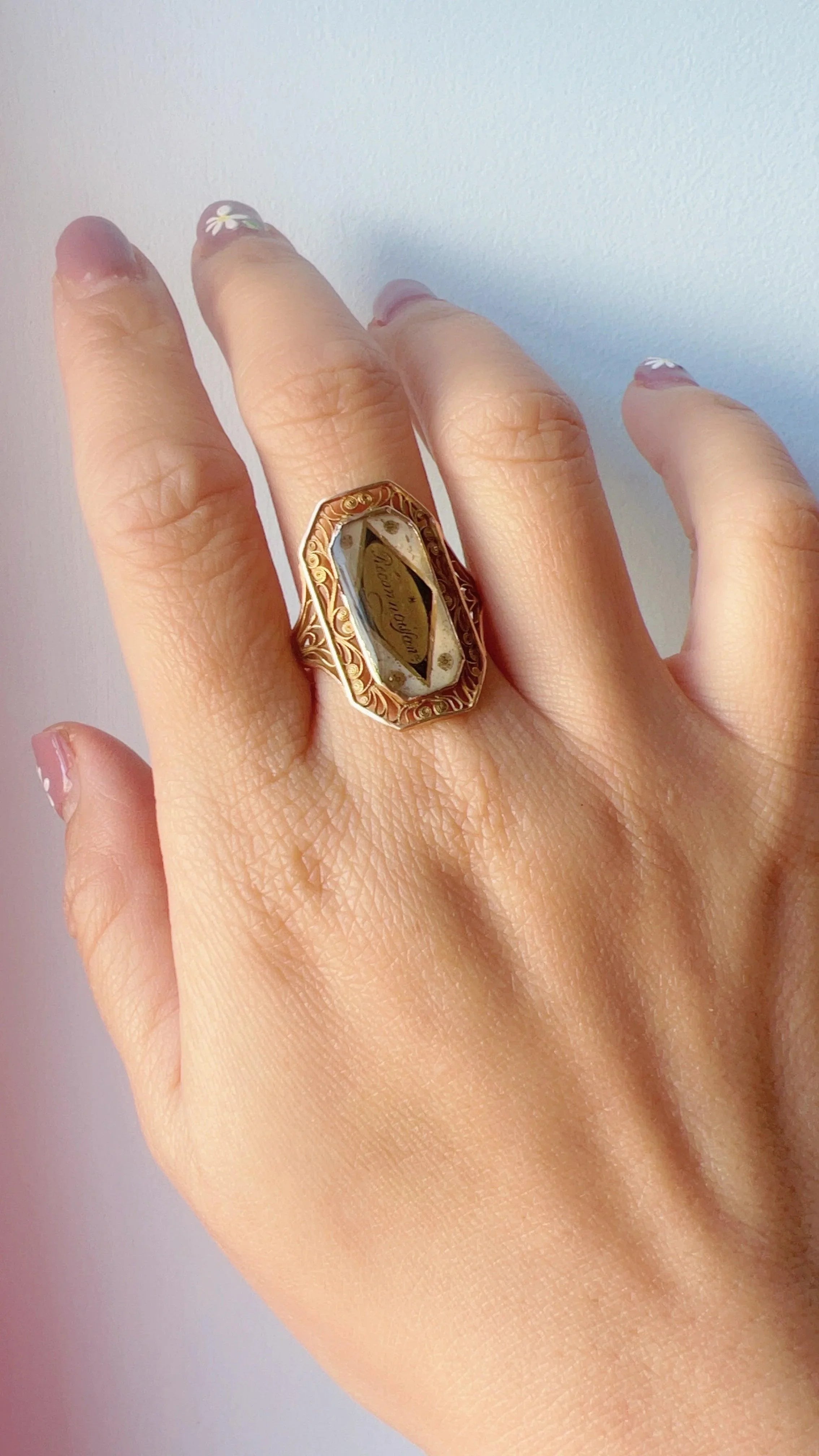 Georgian era 18K gold “Gratitude” ring - Curiously timeless