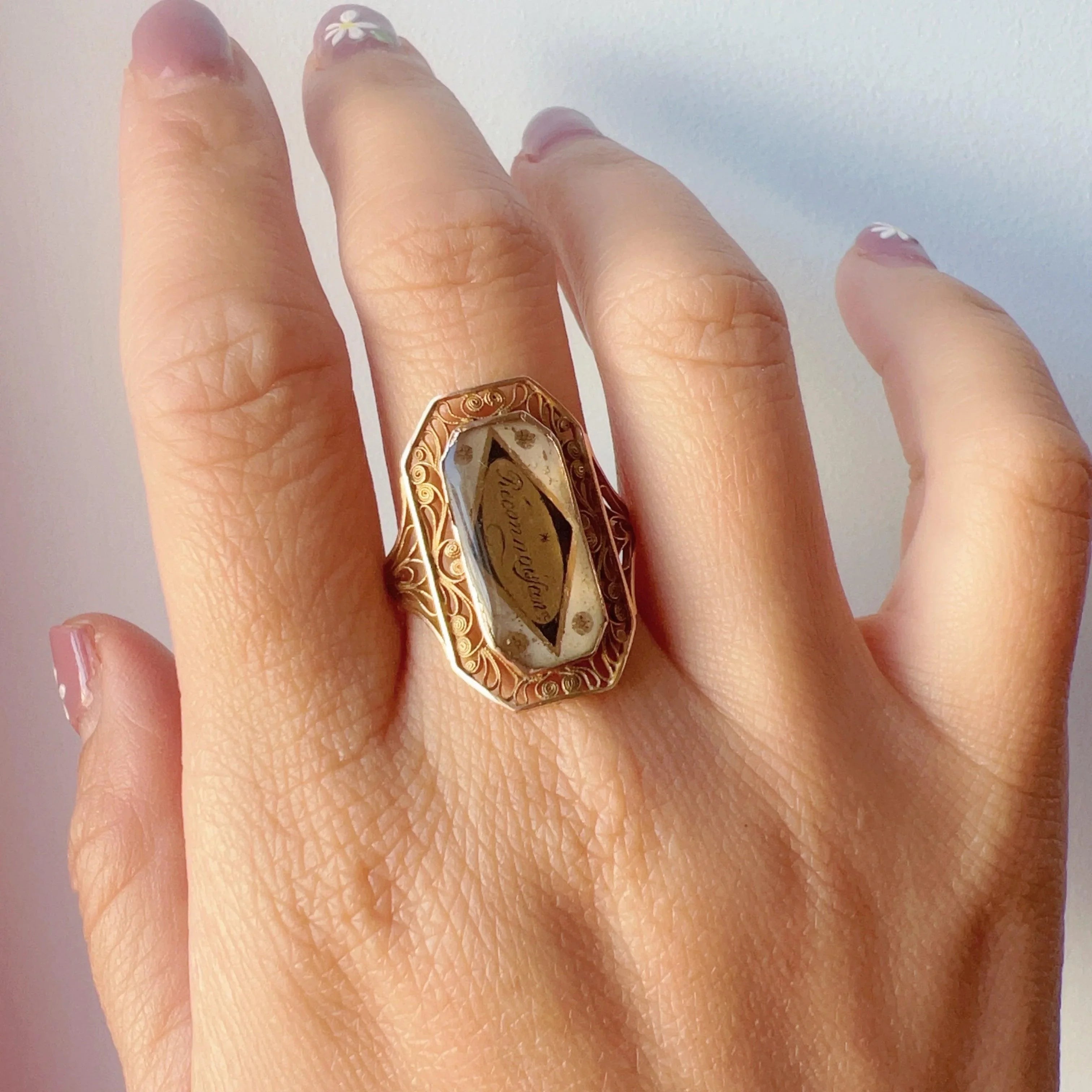 Georgian era 18K gold “Gratitude” ring - Curiously timeless