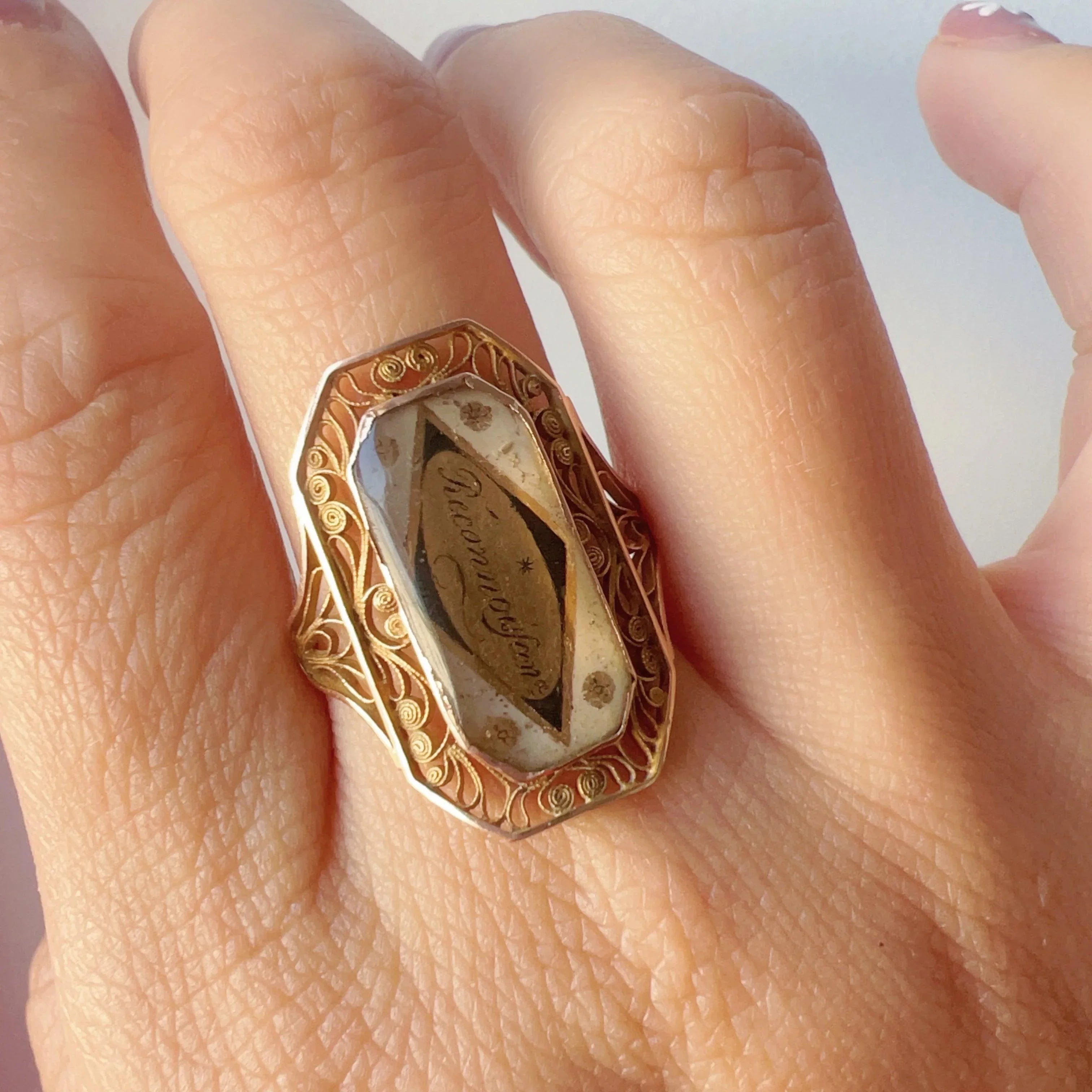 Georgian era 18K gold “Gratitude” ring - Curiously timeless