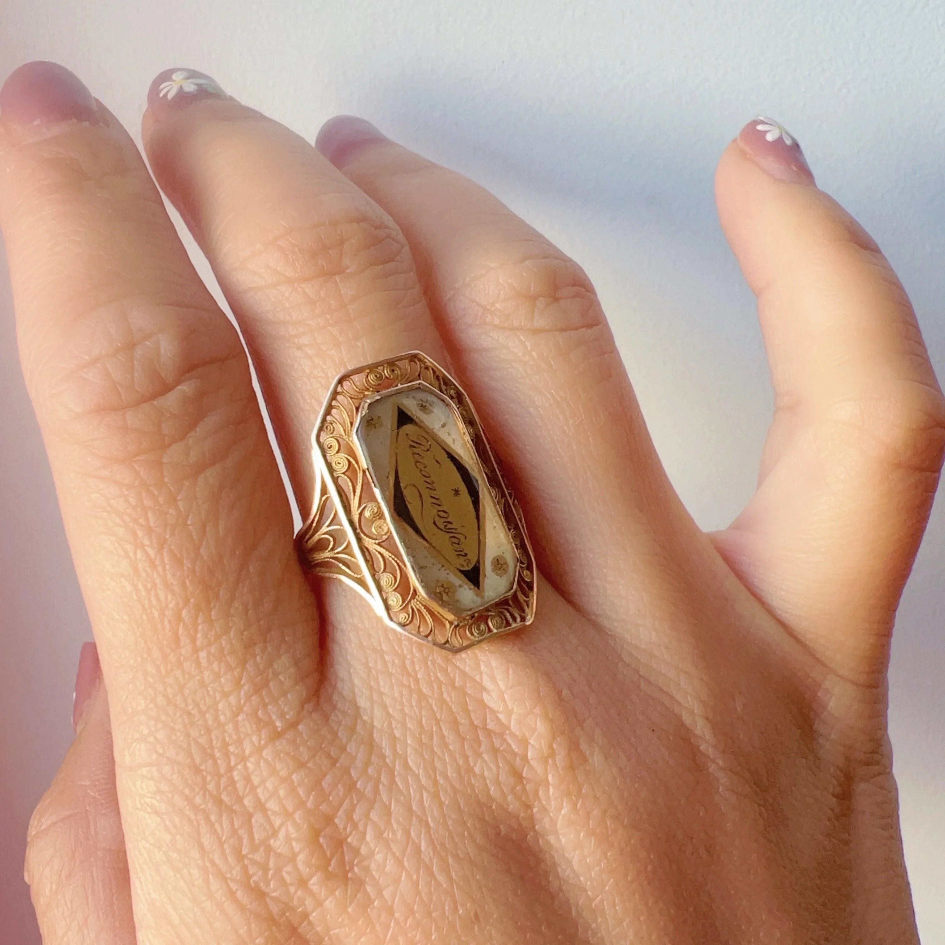 Georgian era 18K gold “Gratitude” ring - Curiously timeless