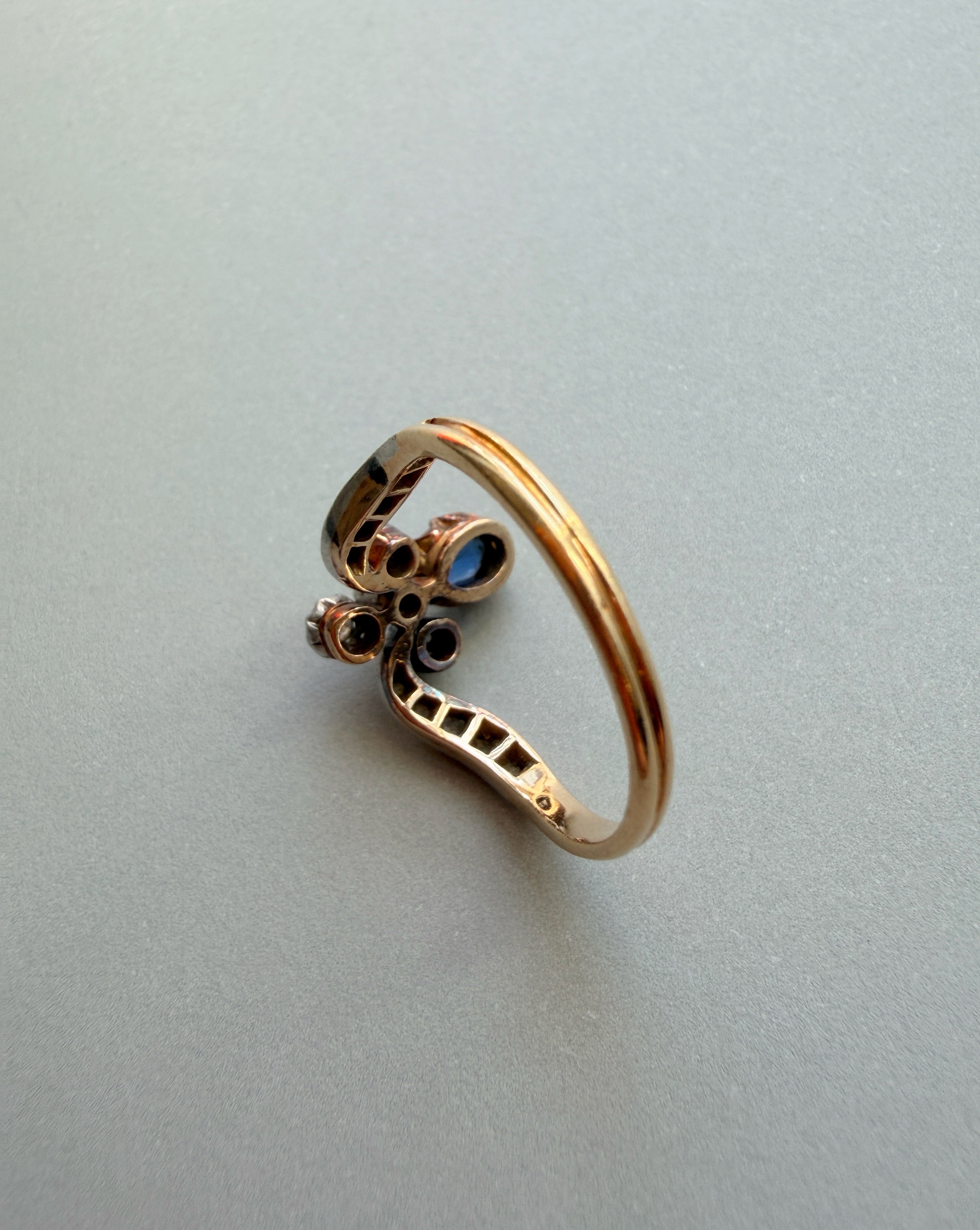 Victorian era 18K gold blue sapphire diamond duchess ring